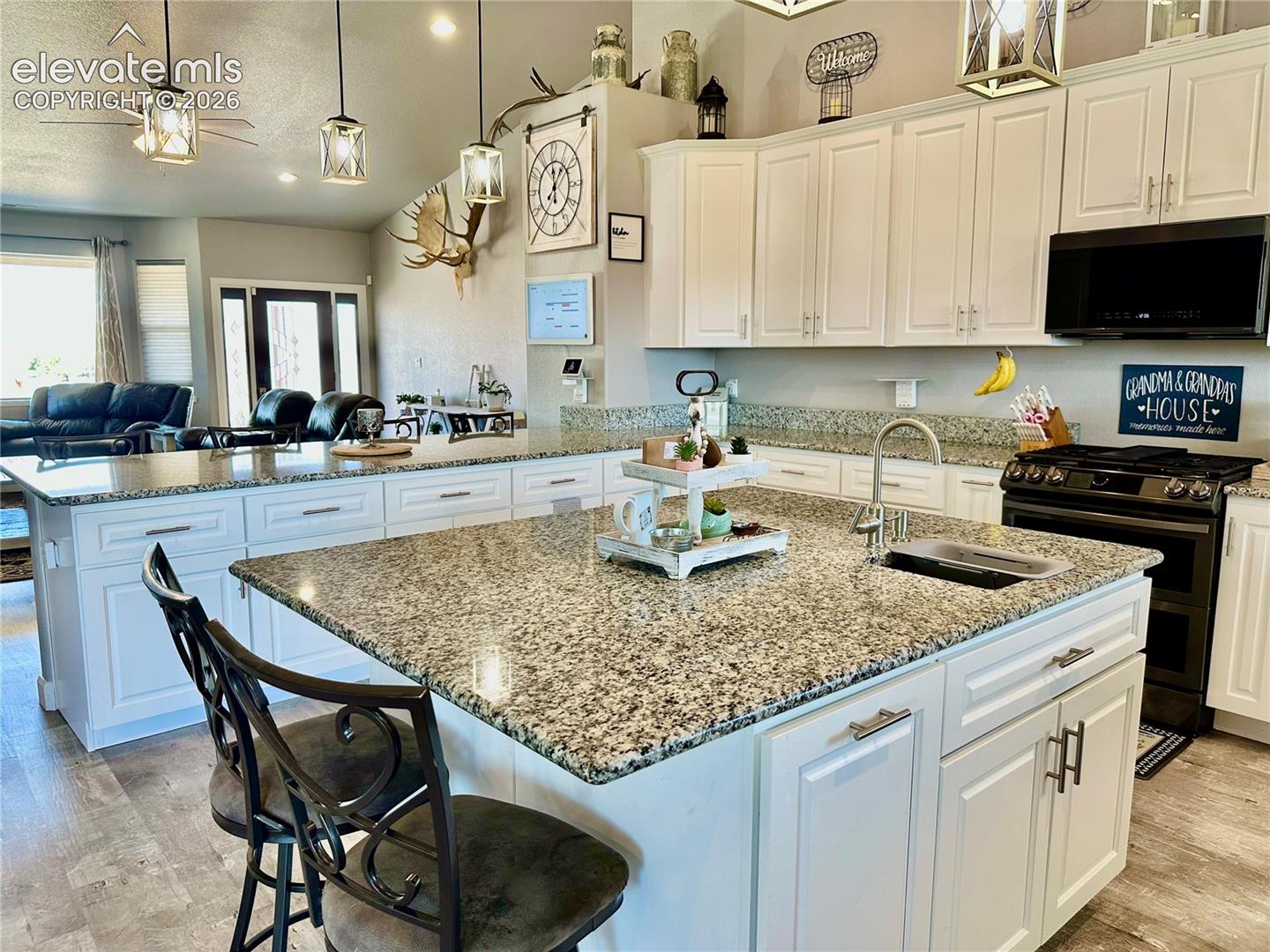 Listing photo 12 for 2064 W Hesperus Drive