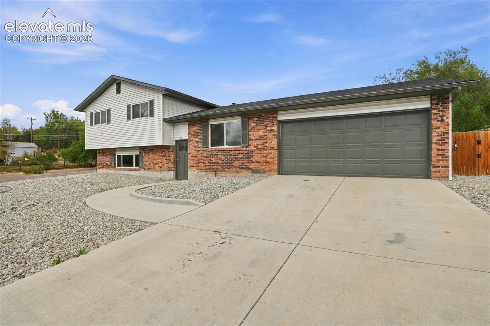 Listing photo 2 for 1070 Applewood Drive