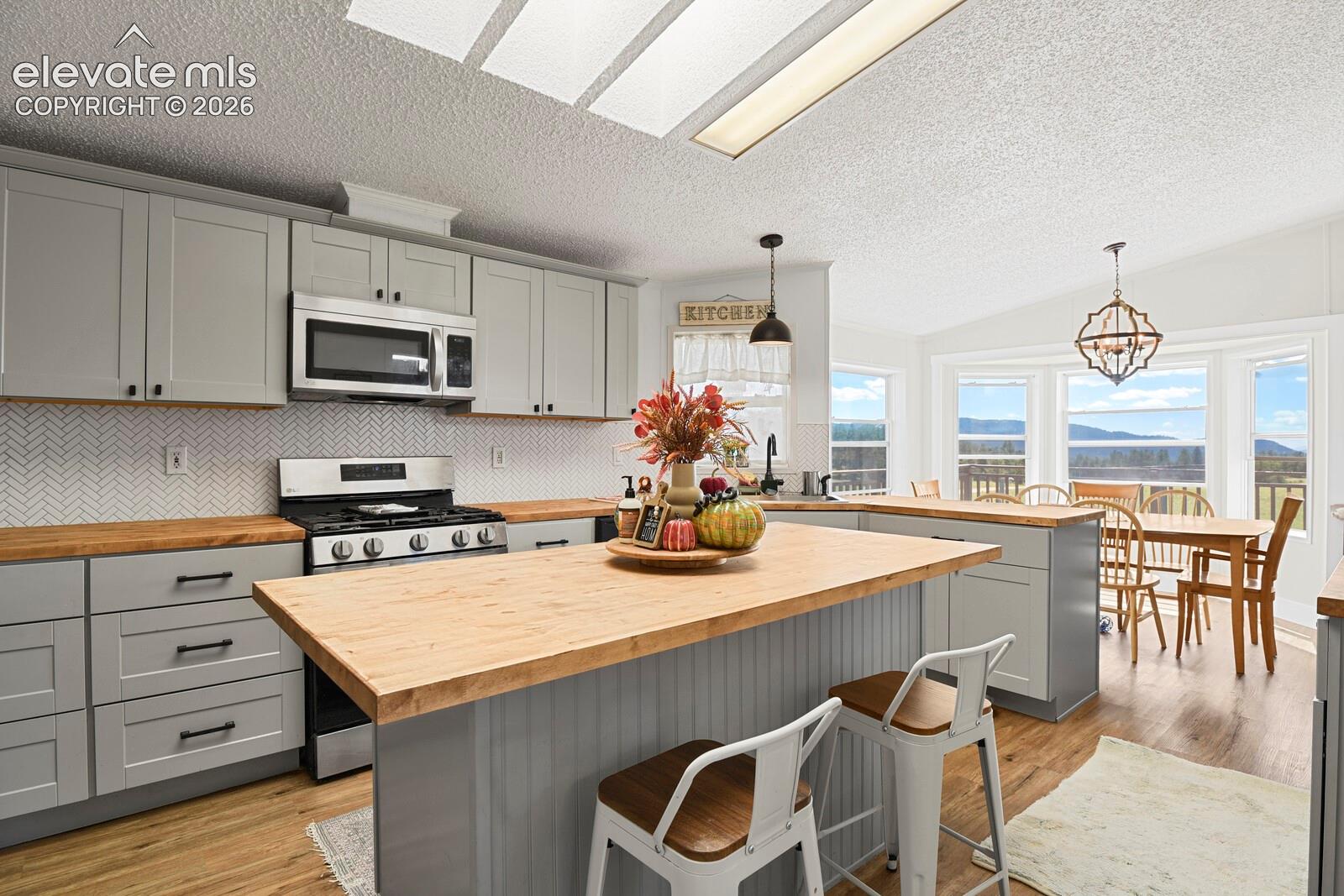 Listing photo 5 for 2329 Southpark Road