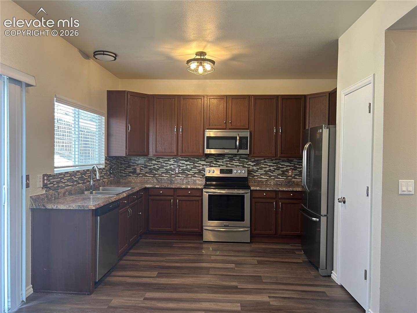 Listing photo 5 for 628 Prairie Star Circle