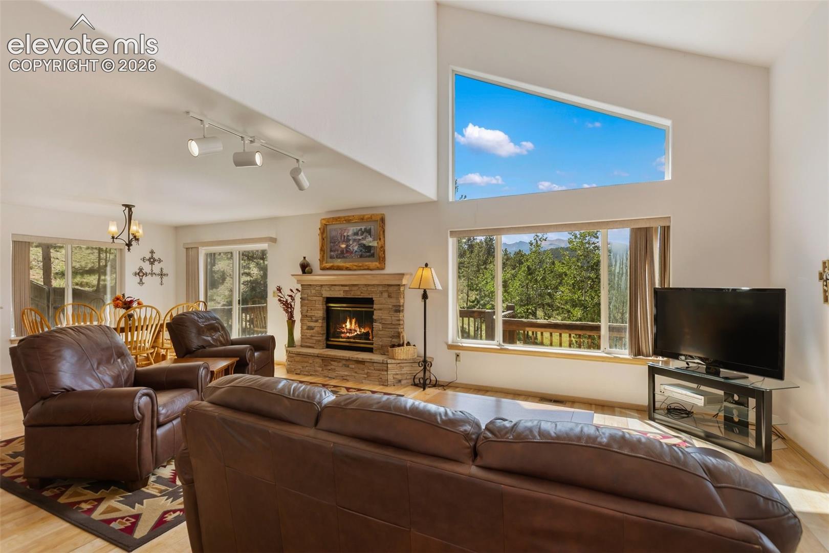 Listing photo 5 for 625 Sun Valley Drive