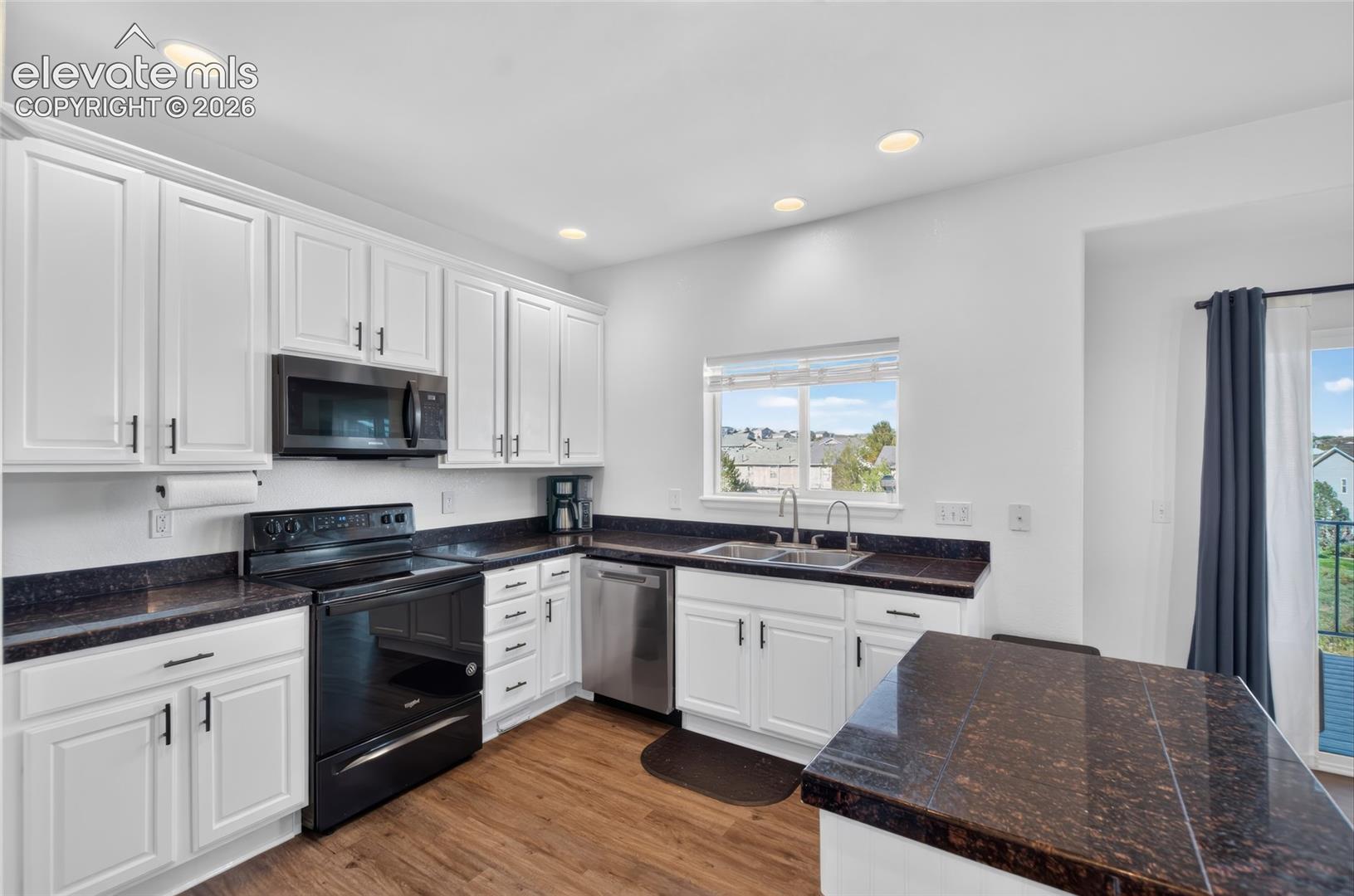 Listing photo 10 for 7490 Creekfront Drive