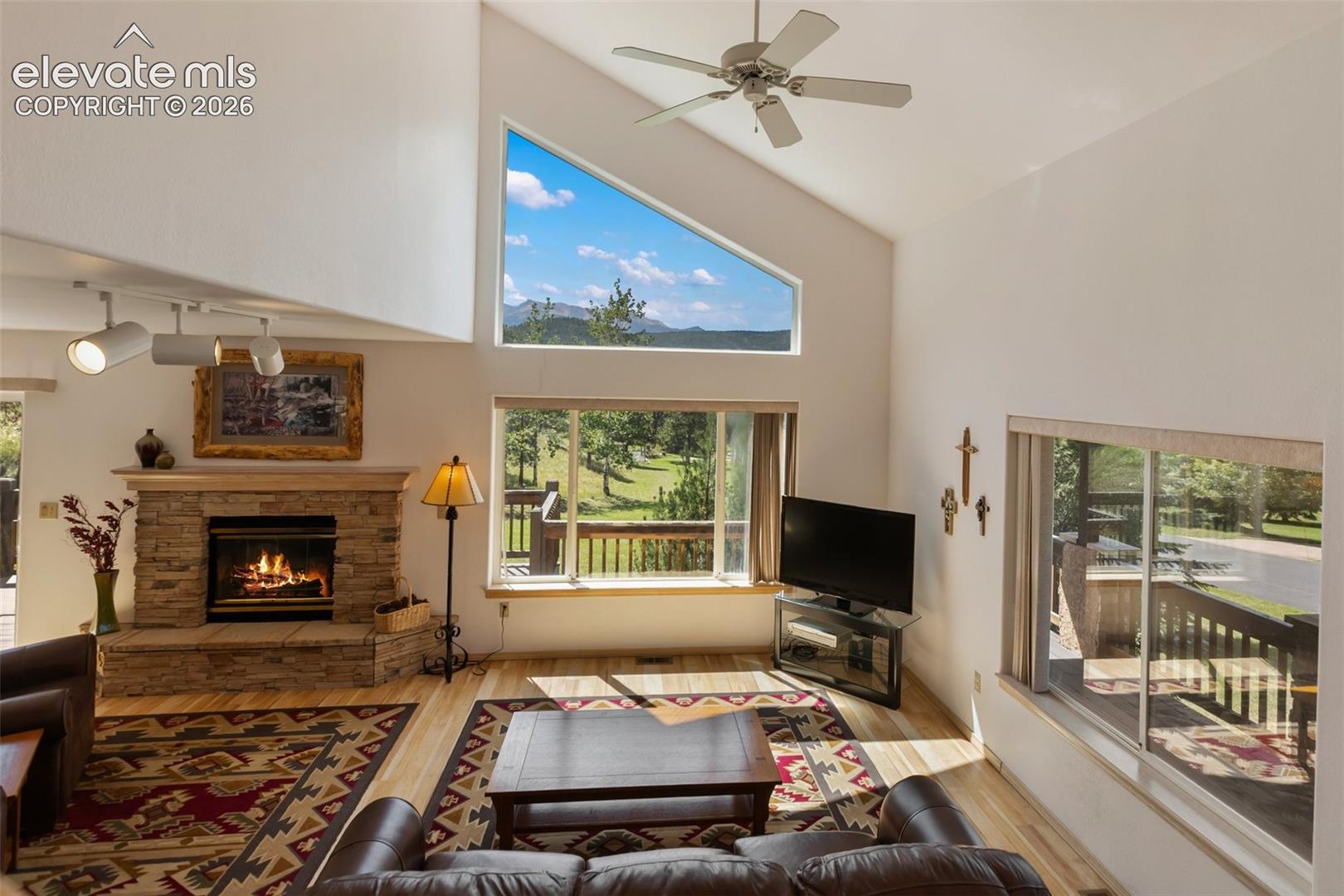 Listing photo 4 for 625 Sun Valley Drive
