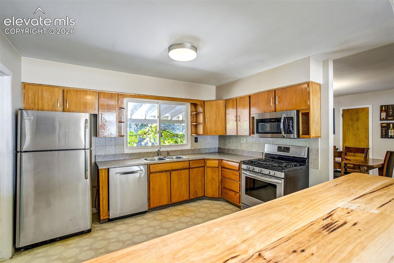 Listing photo 7 for 705 Grand Boulevard