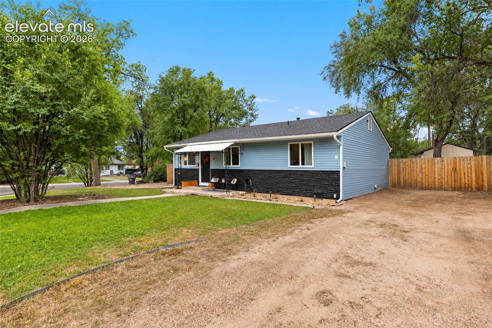 Listing photo 5 for 2110 Frontier Drive