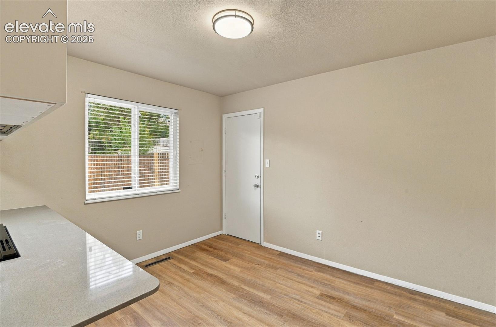 Listing photo 11 for 1070 Applewood Drive