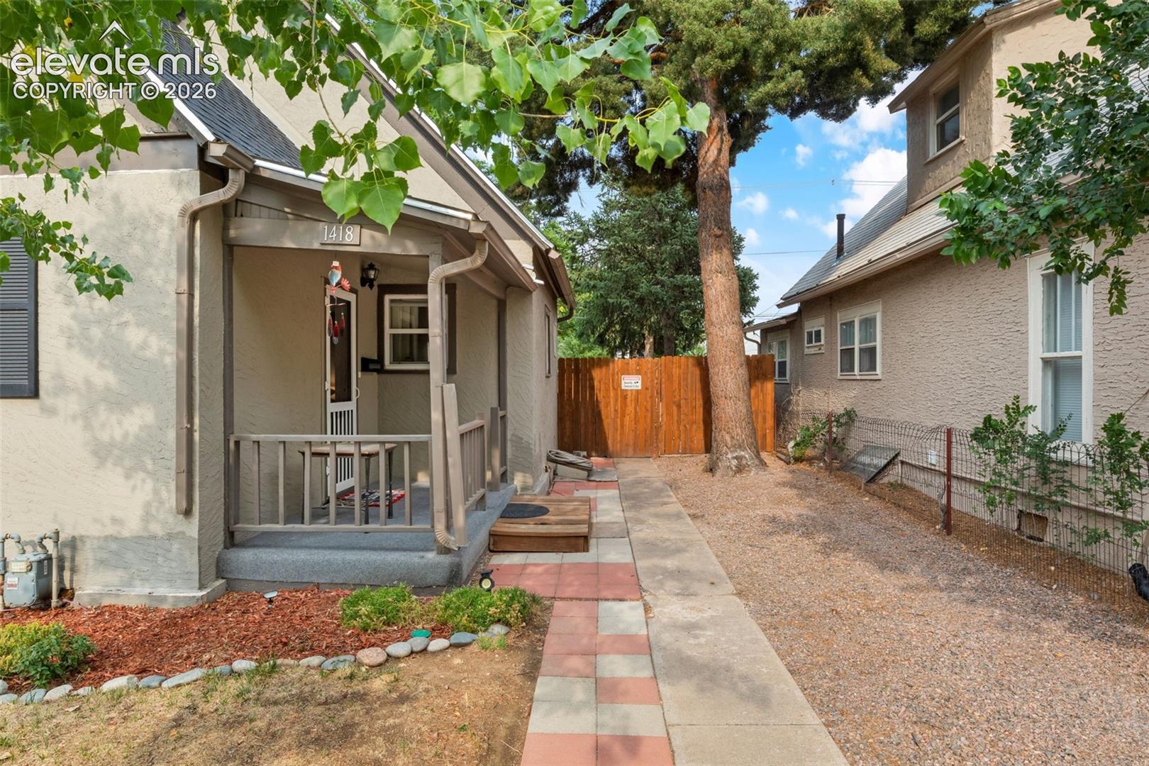 Listing photo 3 for 1418 Spruce Street