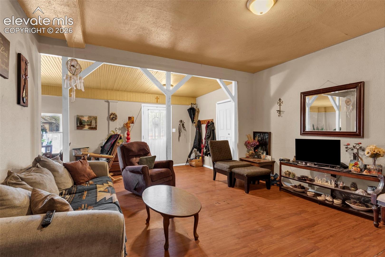 Listing photo 7 for 1008 E 8th Street