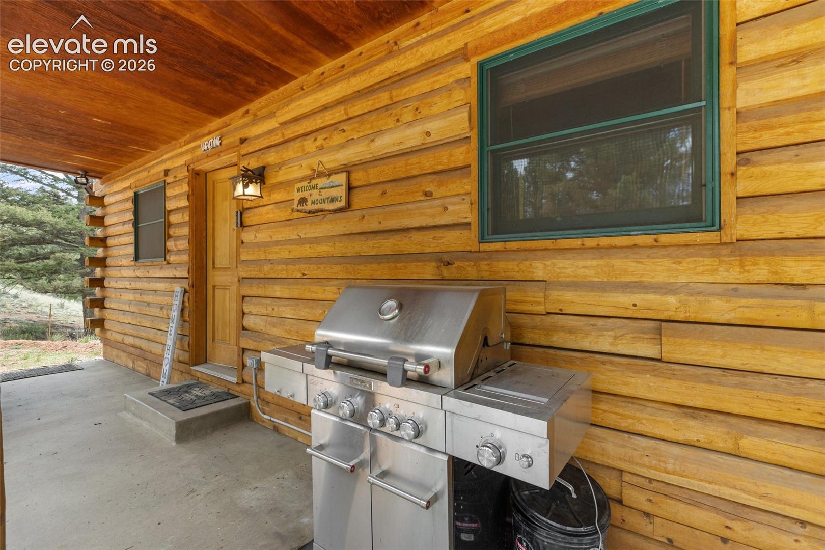 Listing photo 4 for 918 Douglas Fir Drive