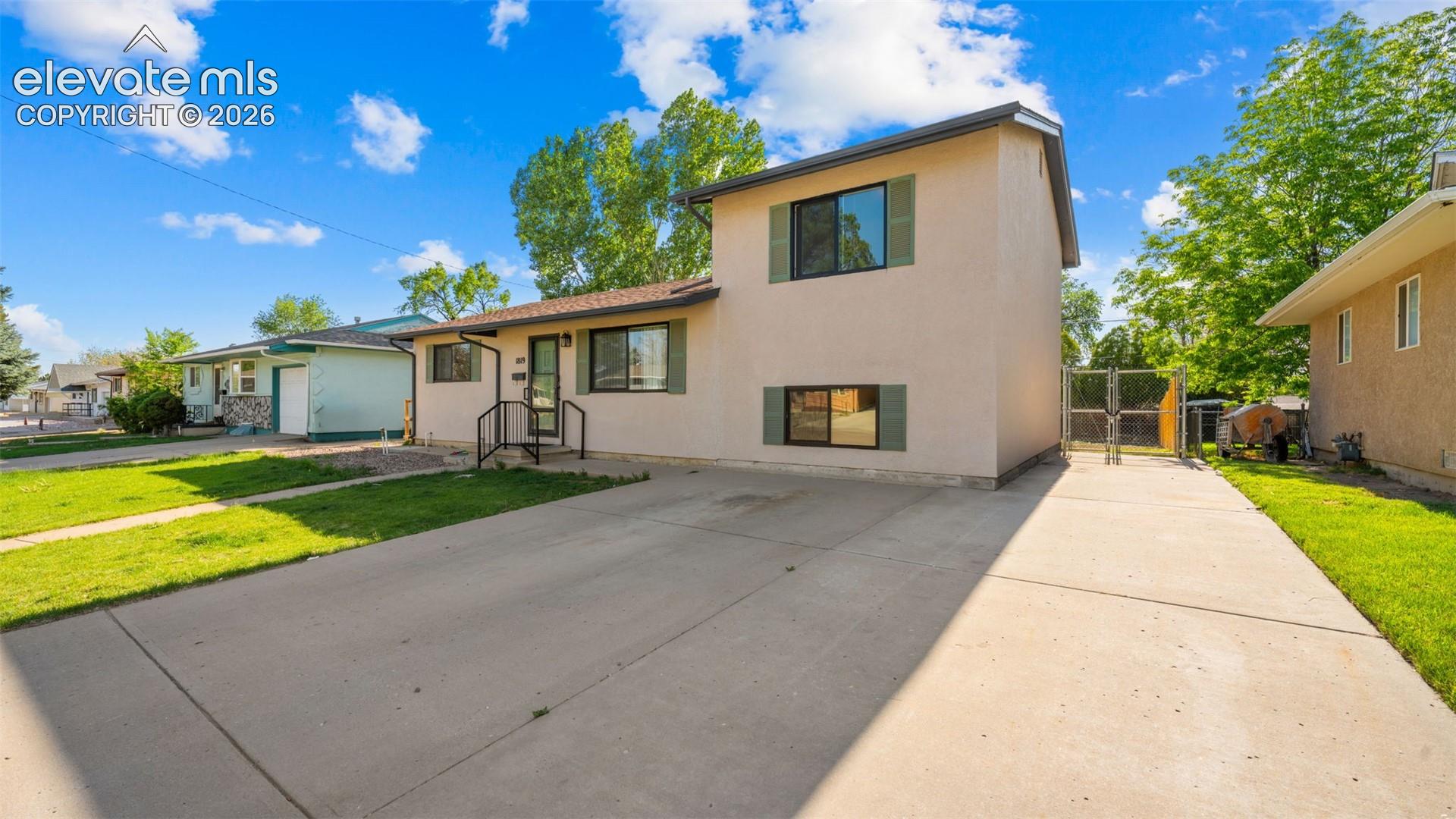 Listing photo 5 for 1819 Yakima Lane