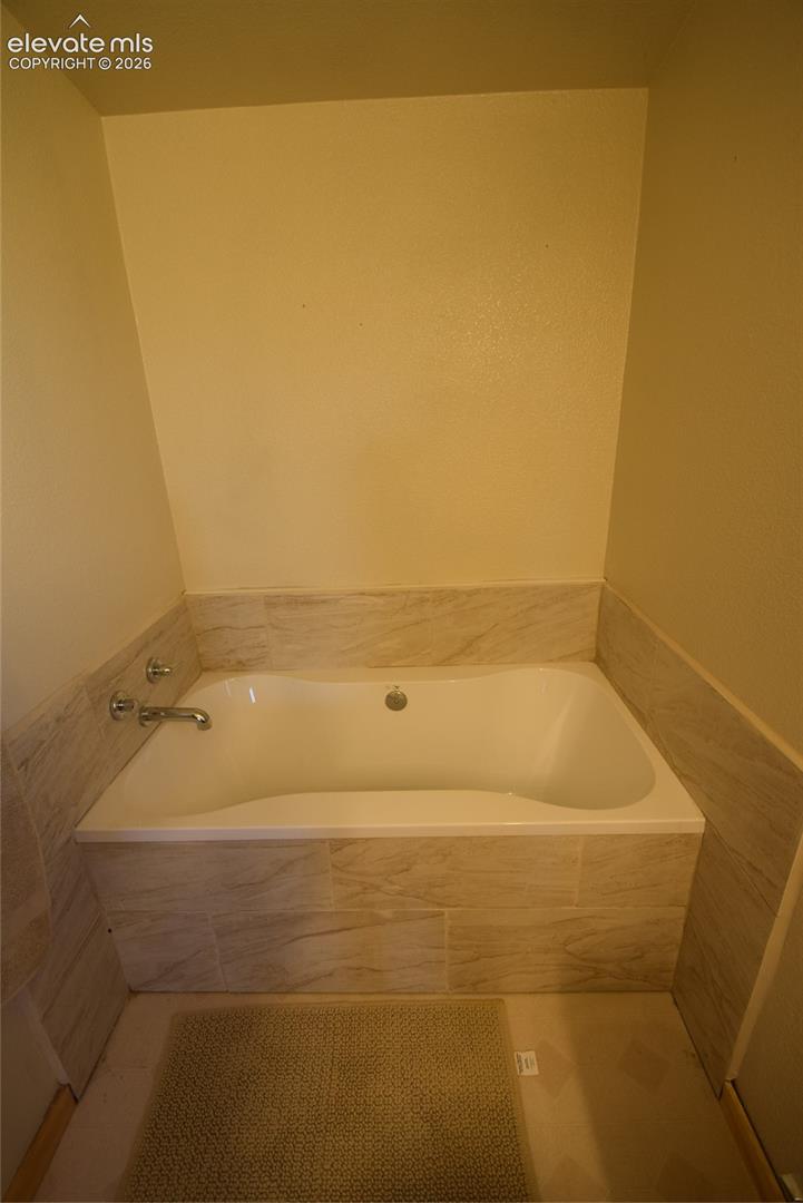 Listing photo 33 for 877 Maid Marian Drive