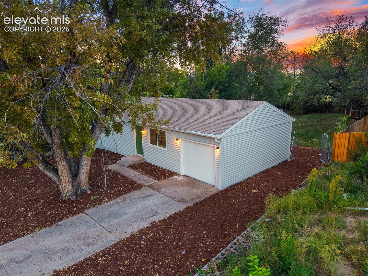Listing photo 2 for 3928 E Pikes Peak Avenue