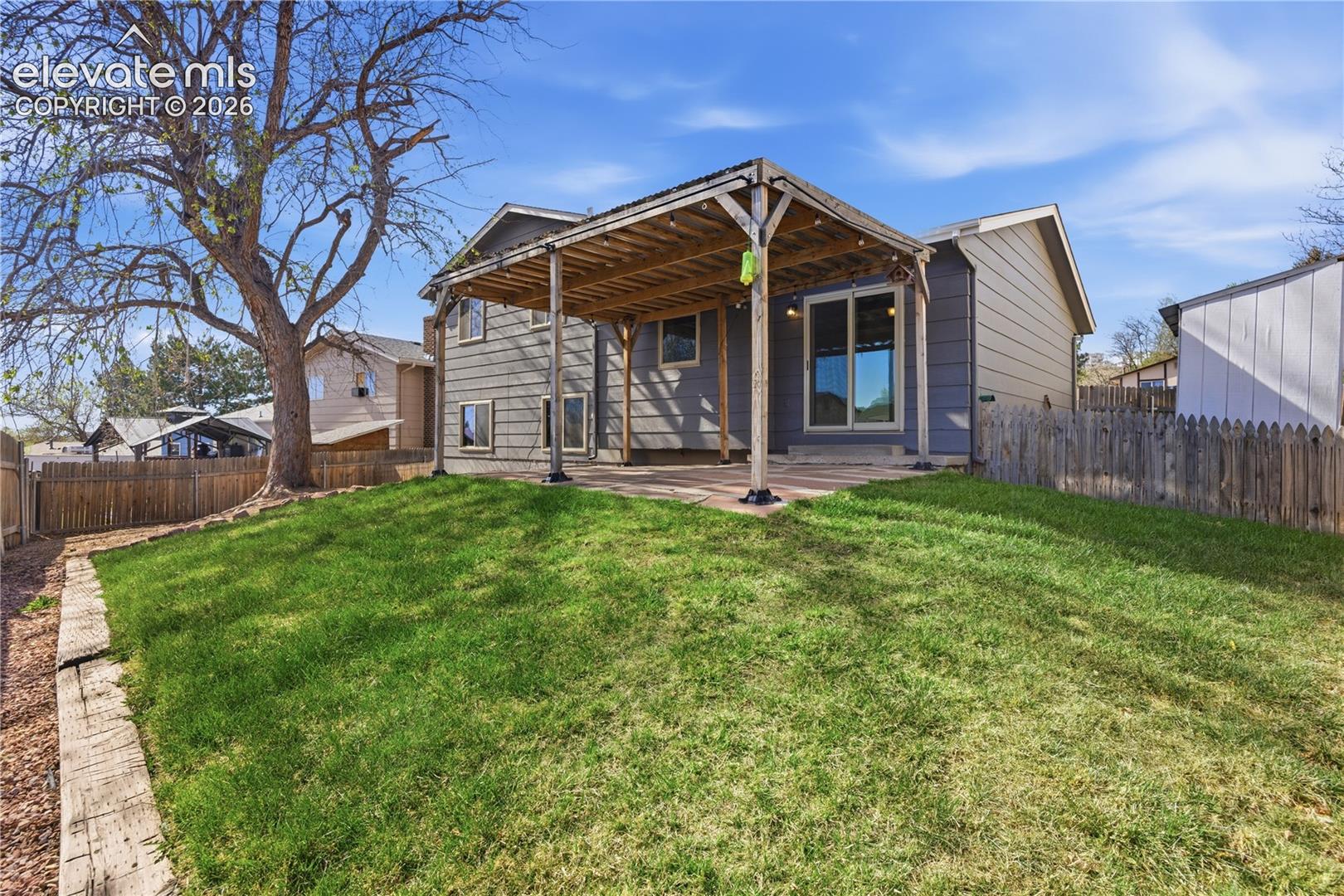 Listing photo 6 for 912 Amsterdam Drive