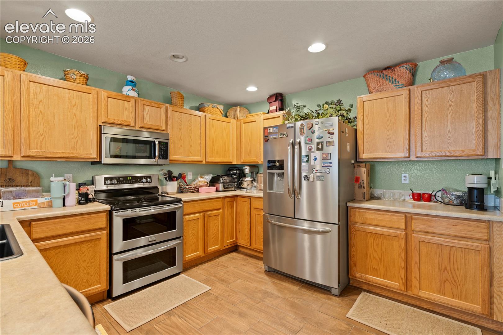 Listing photo 7 for 8234 Meadowcrest Drive