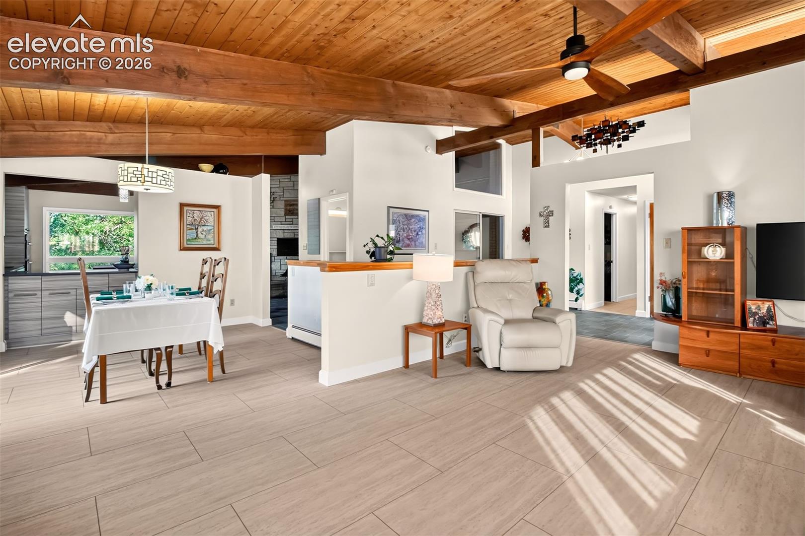 Listing photo 9 for 1224 E High Point Lane