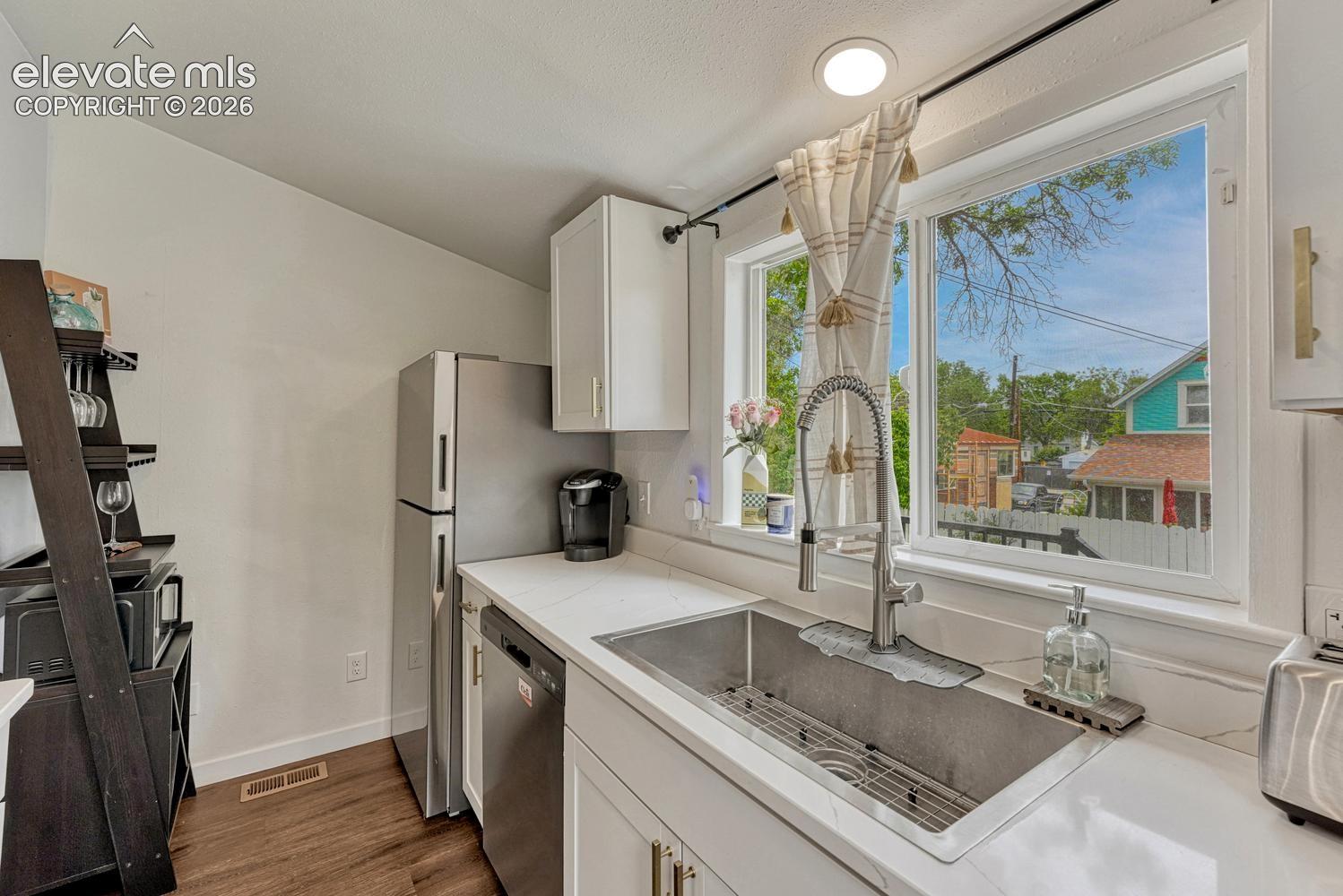 705 Corona Street, photo 16