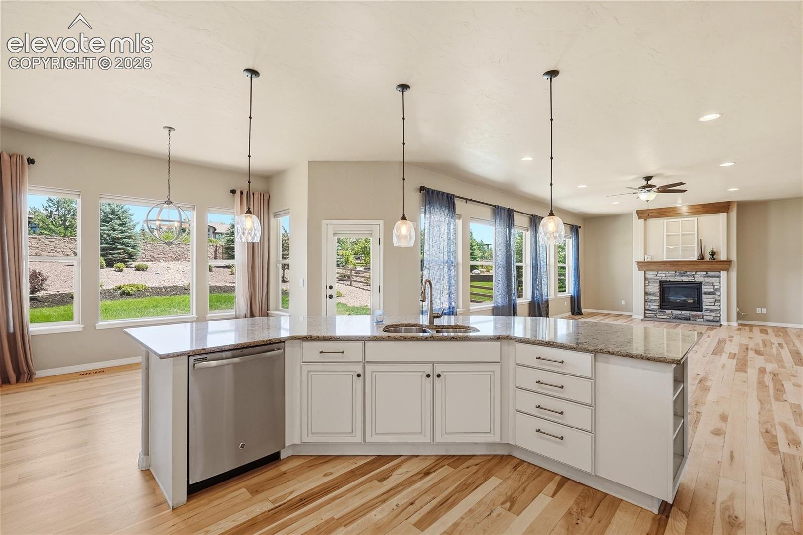 Listing photo 8 for 1908 Turnbull Drive