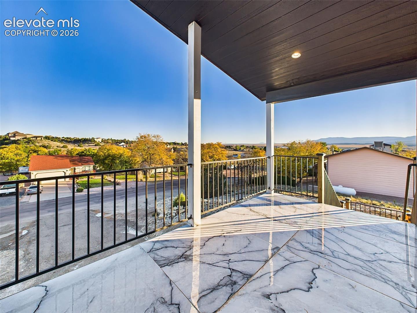 Listing photo 3 for 893 S Greenway Avenue
