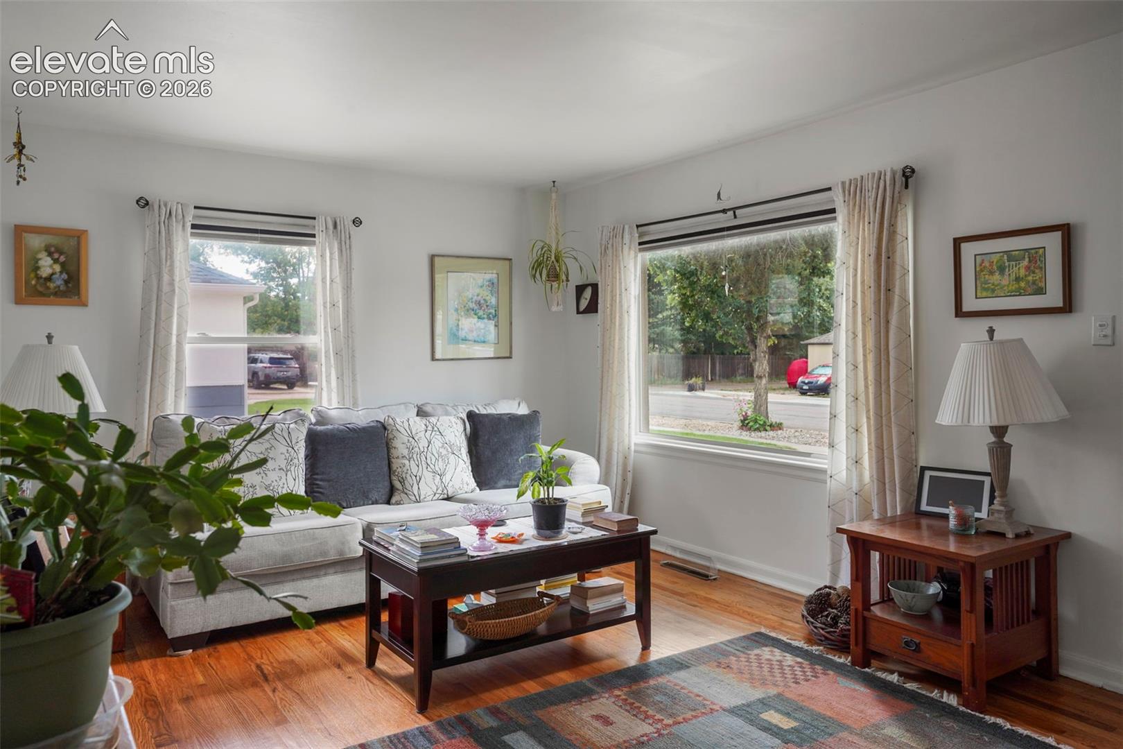Listing photo 3 for 708 E La Salle Street