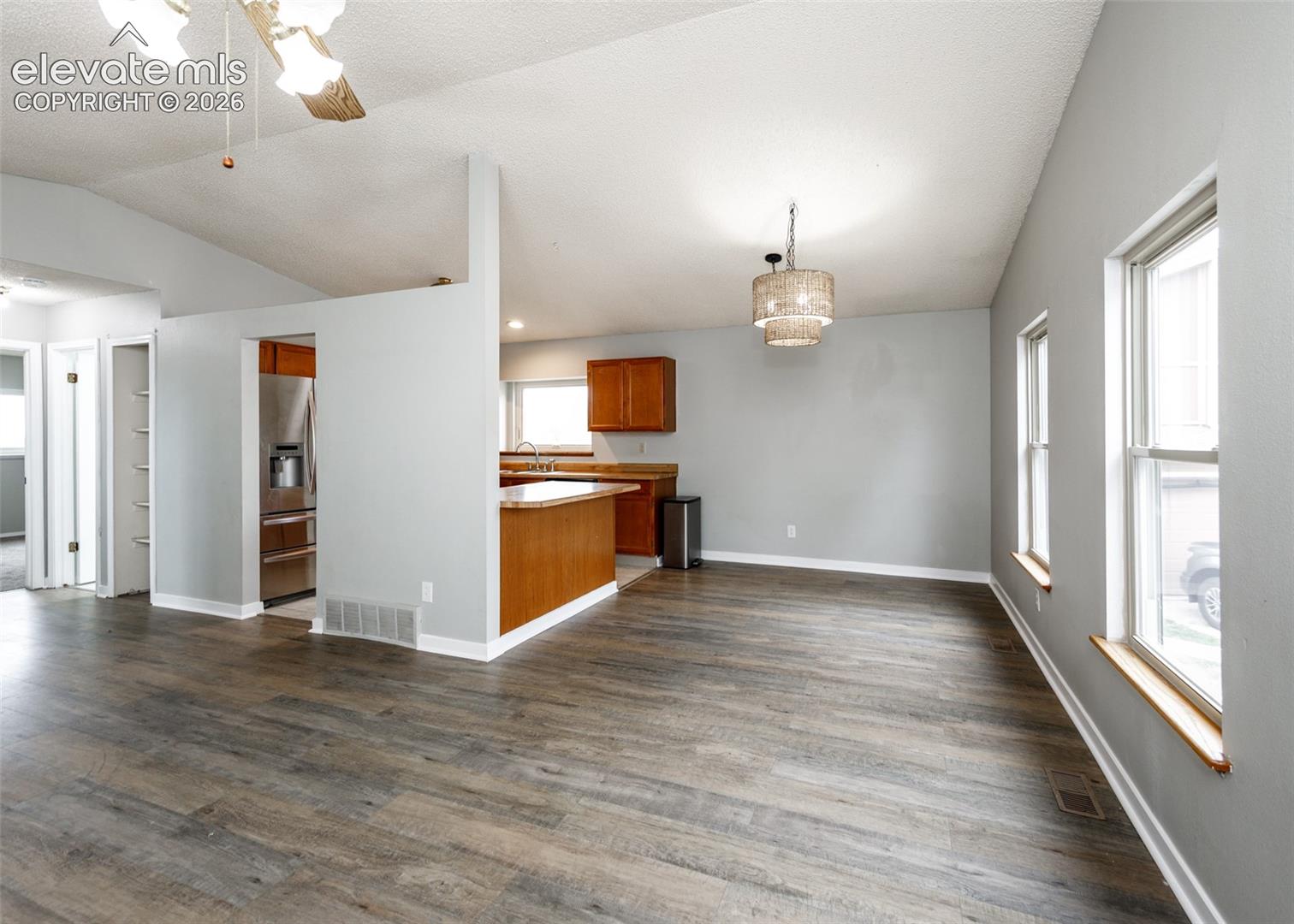 Listing photo 9 for 604 Fountain Mesa Road