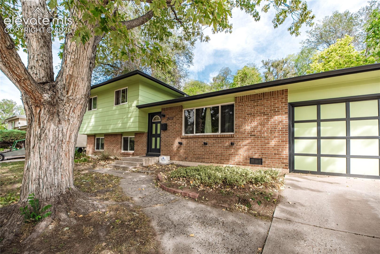 Listing photo 3 for 2512 E La Salle Street