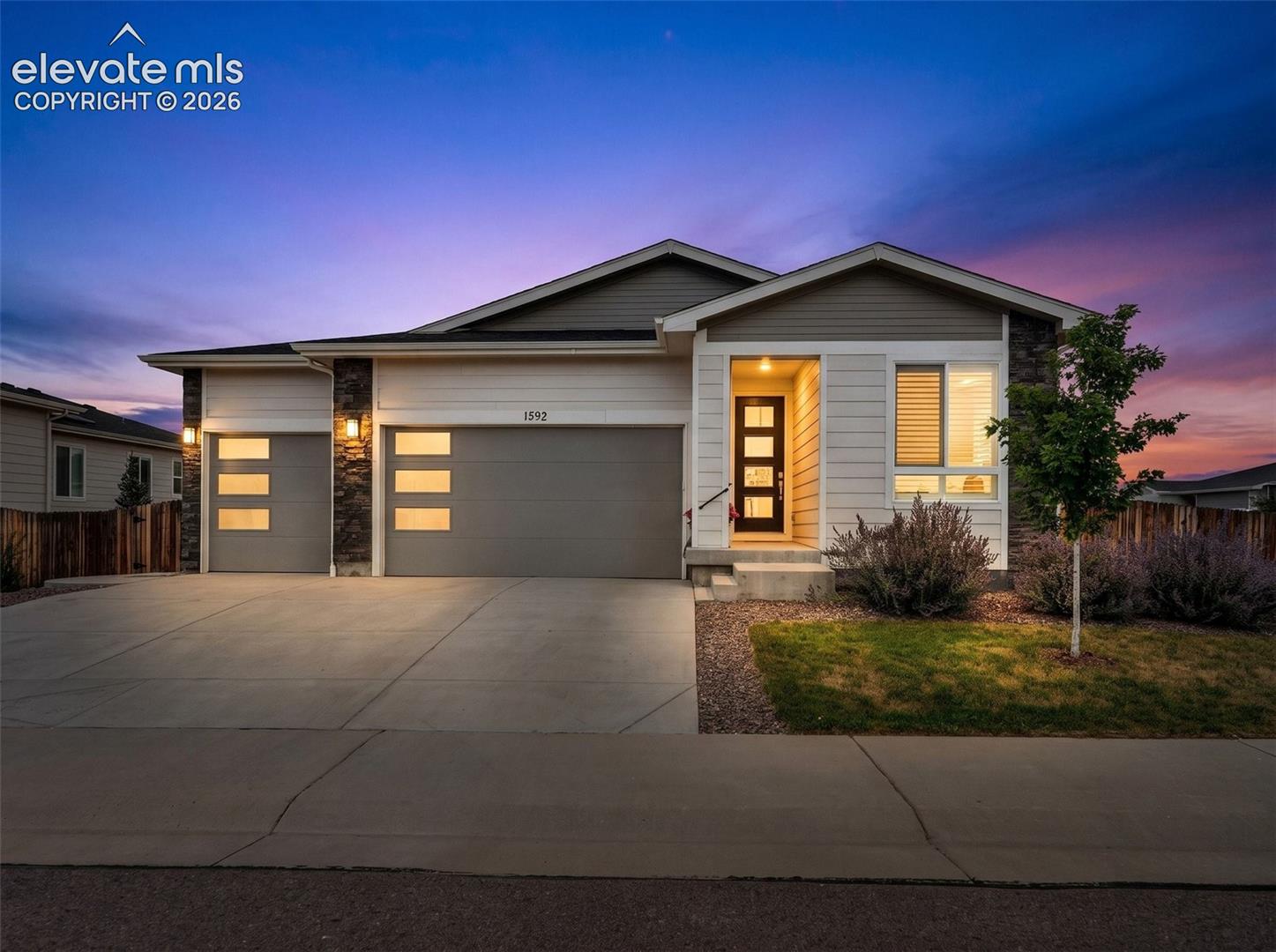 Listing photo 2 for 1592 Maggie Mae Lane