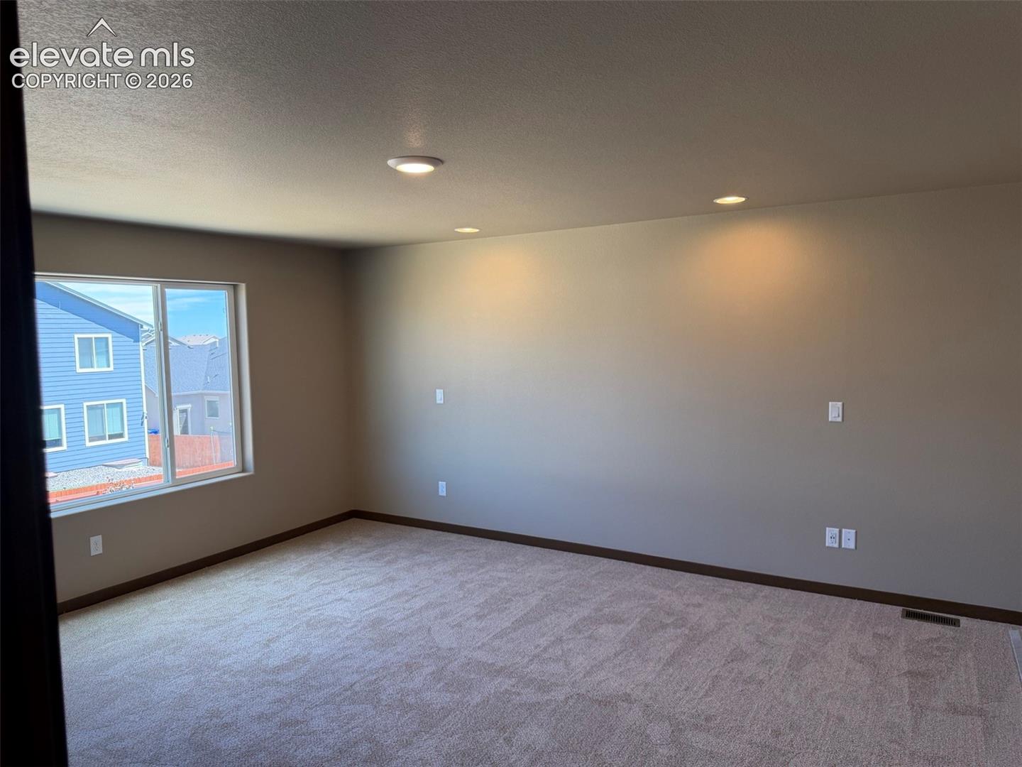 Listing photo 14 for 10895 Evening Creek Drive