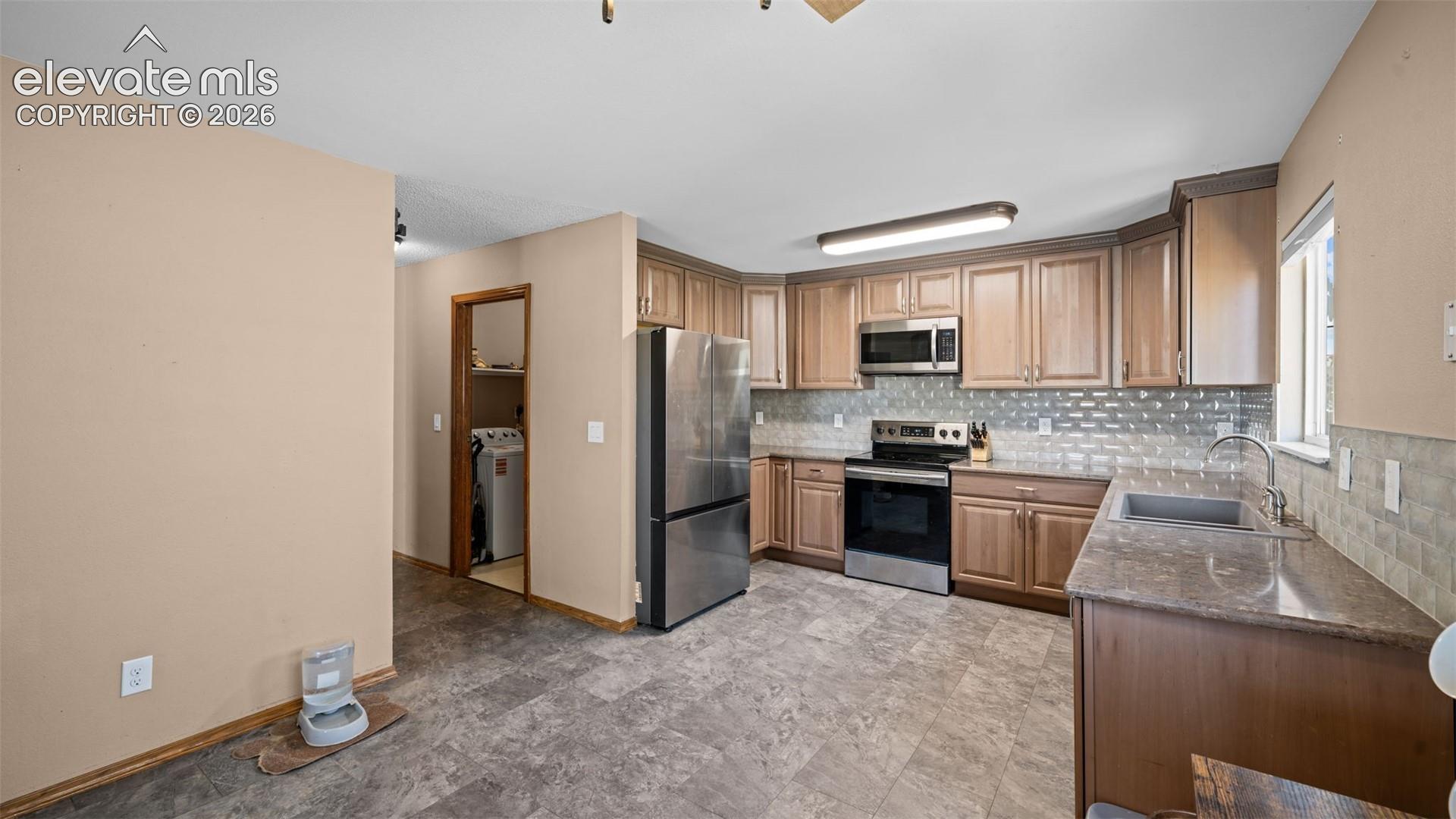 Listing photo 5 for 1180 Goodview Court