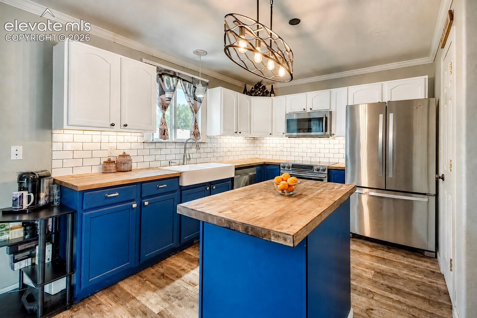 Listing photo 2 for 1395 Legend Oak Drive