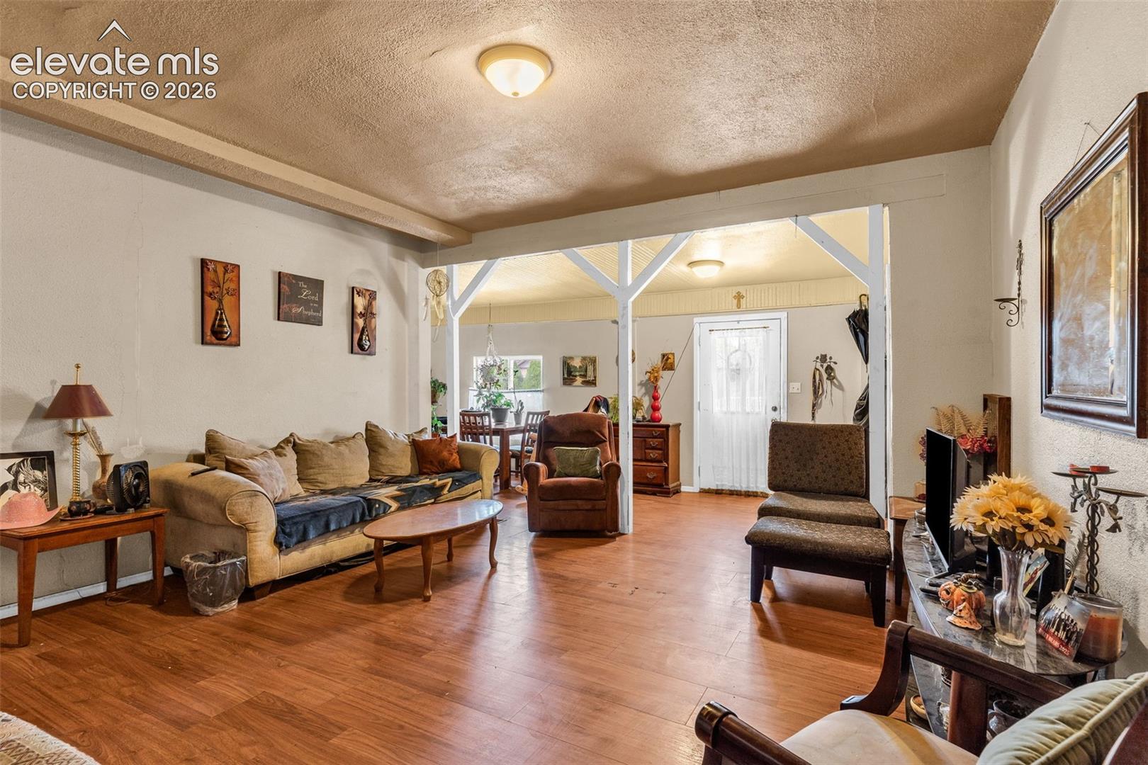 Listing photo 6 for 1008 E 8th Street
