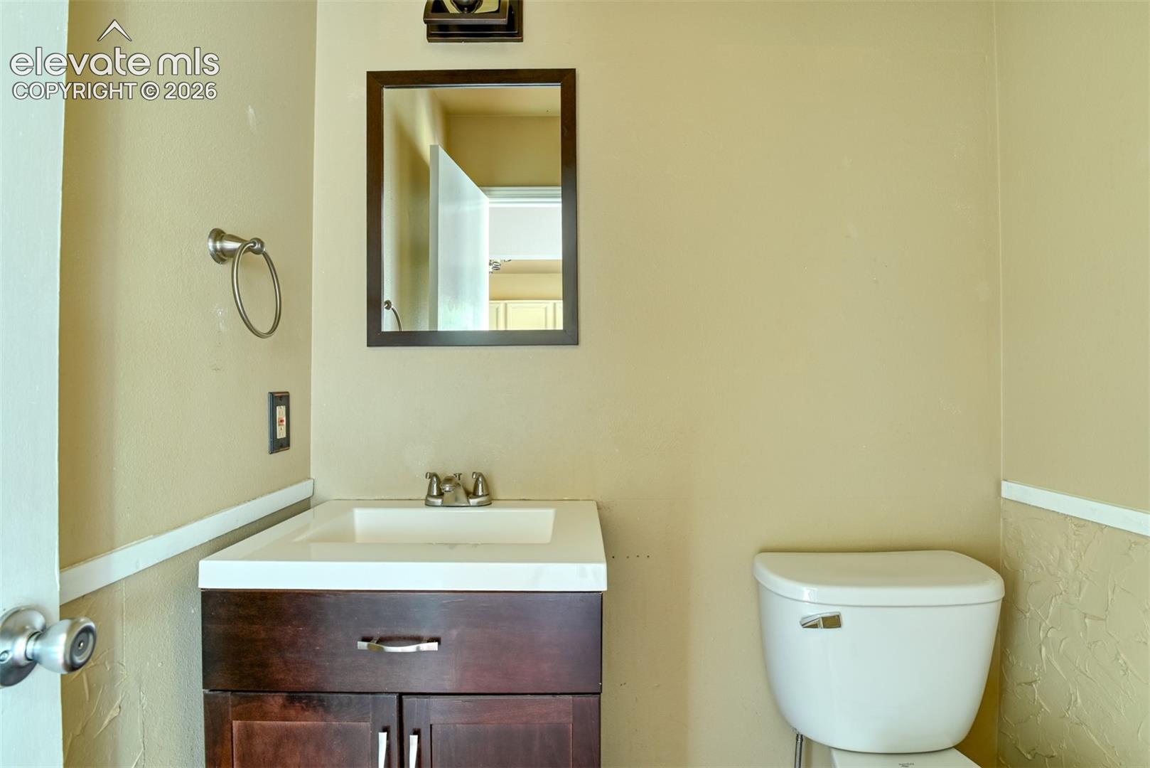 Listing photo 19 for 590 Manor Court B