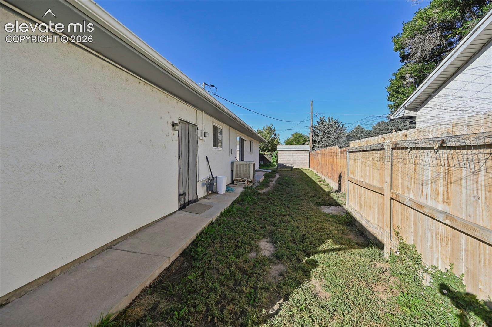 Listing photo 22 for 2041 Vinewood Lane
