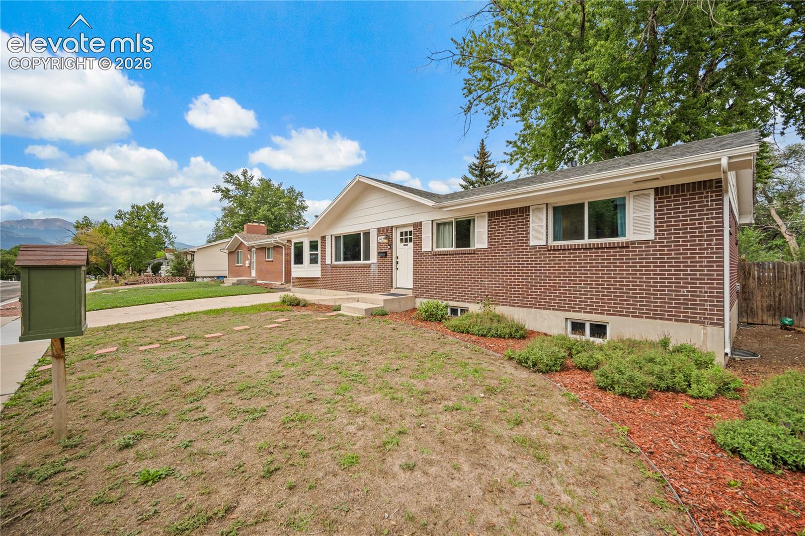 Listing photo 2 for 2414 E Caramillo Street