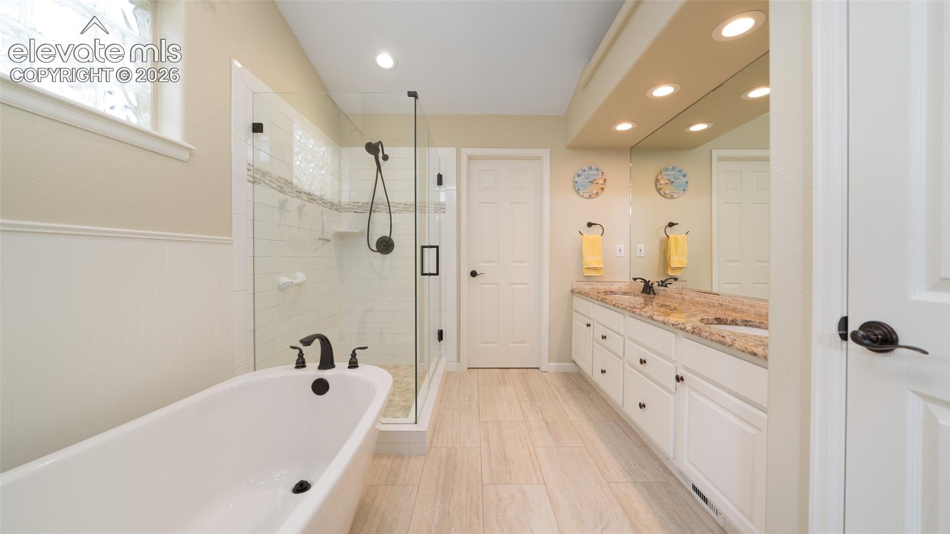 Listing photo 15 for 40 Wuthering Heights Drive