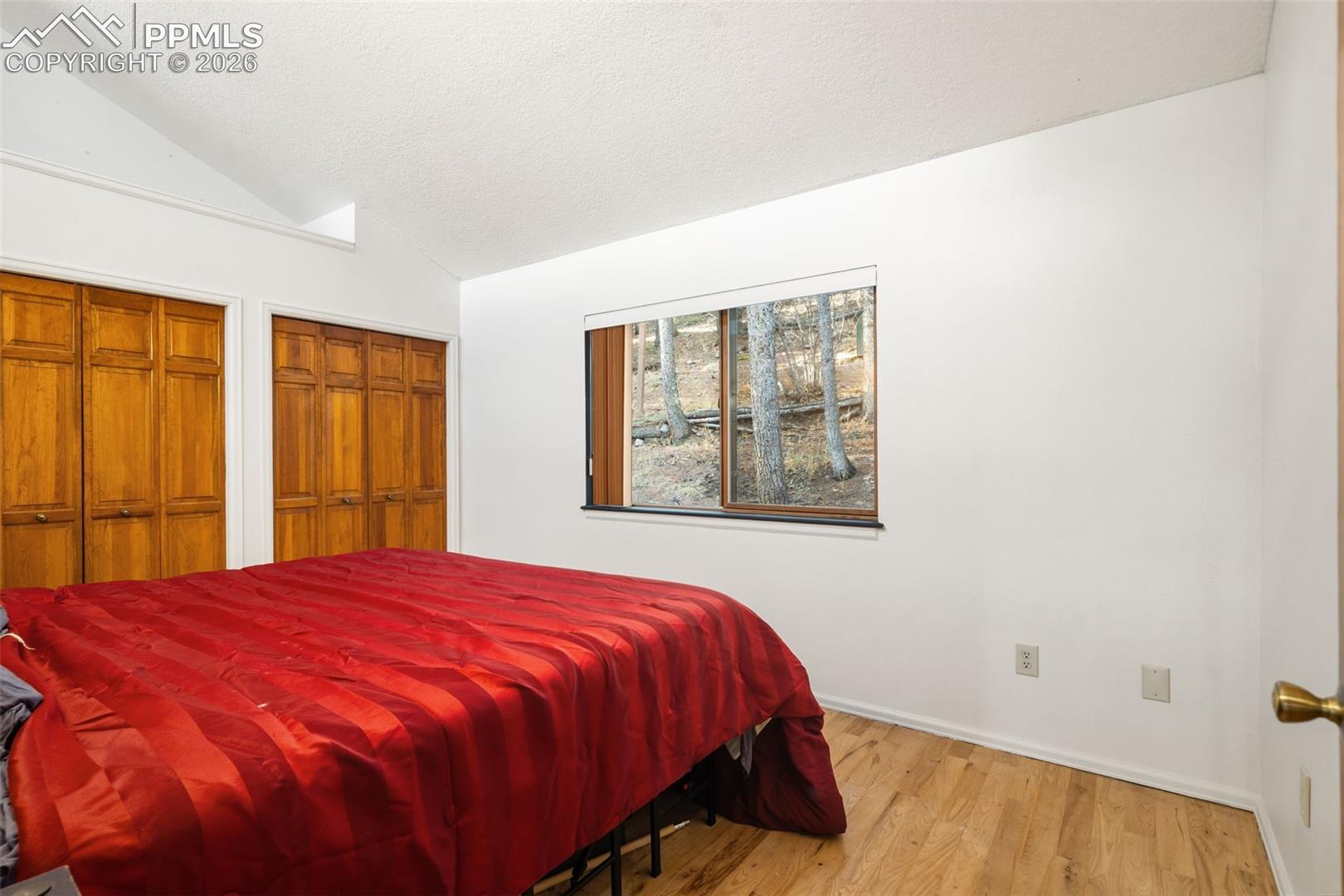 Listing photo 14 for 464 Evergreen Court