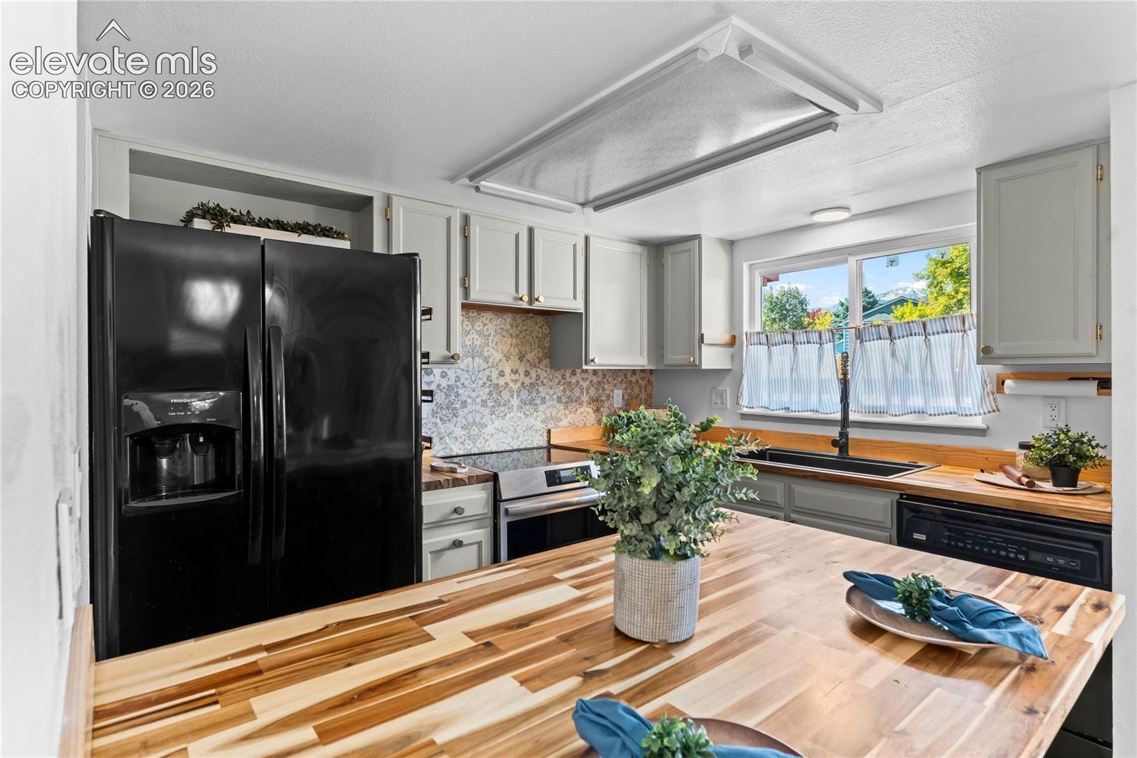 Listing photo 16 for 5870 Pemberton Way