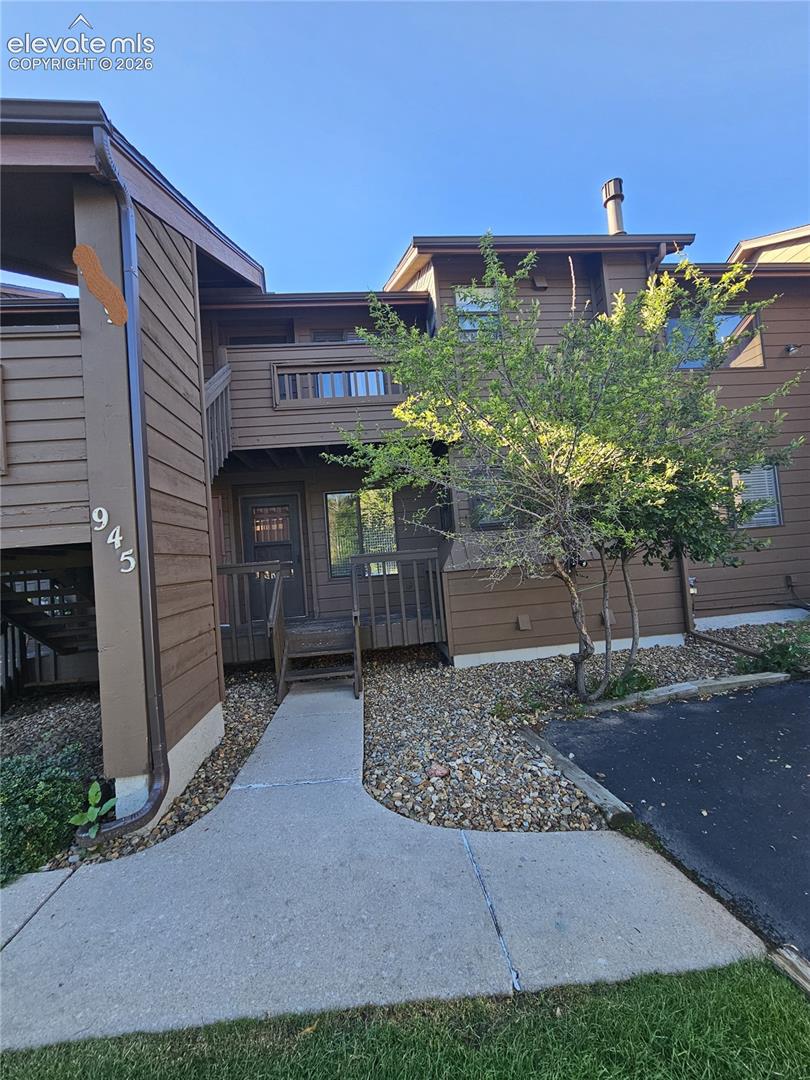945 Moorings Drive