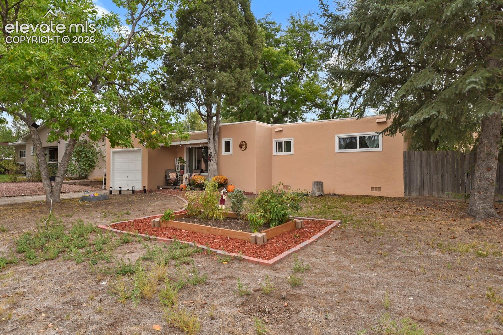 Listing photo 4 for 153 Rose Drive
