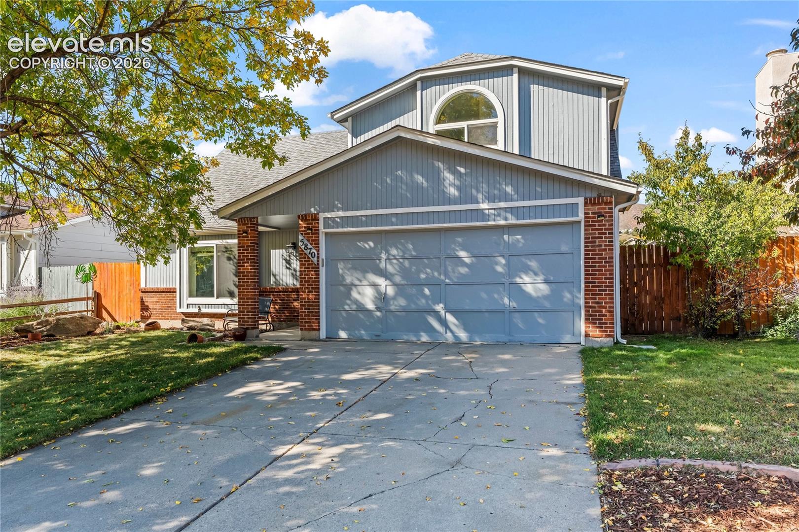 Listing photo 2 for 5870 Pemberton Way