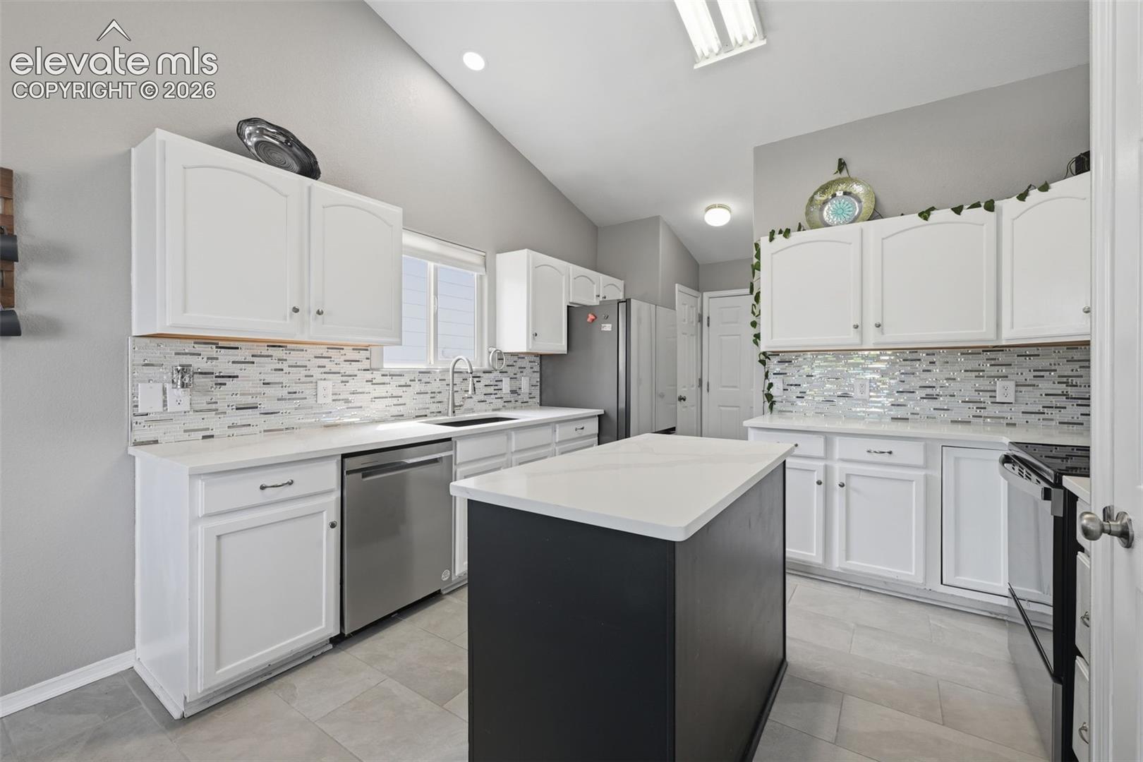 Listing photo 2 for 8929 Celebrity Court
