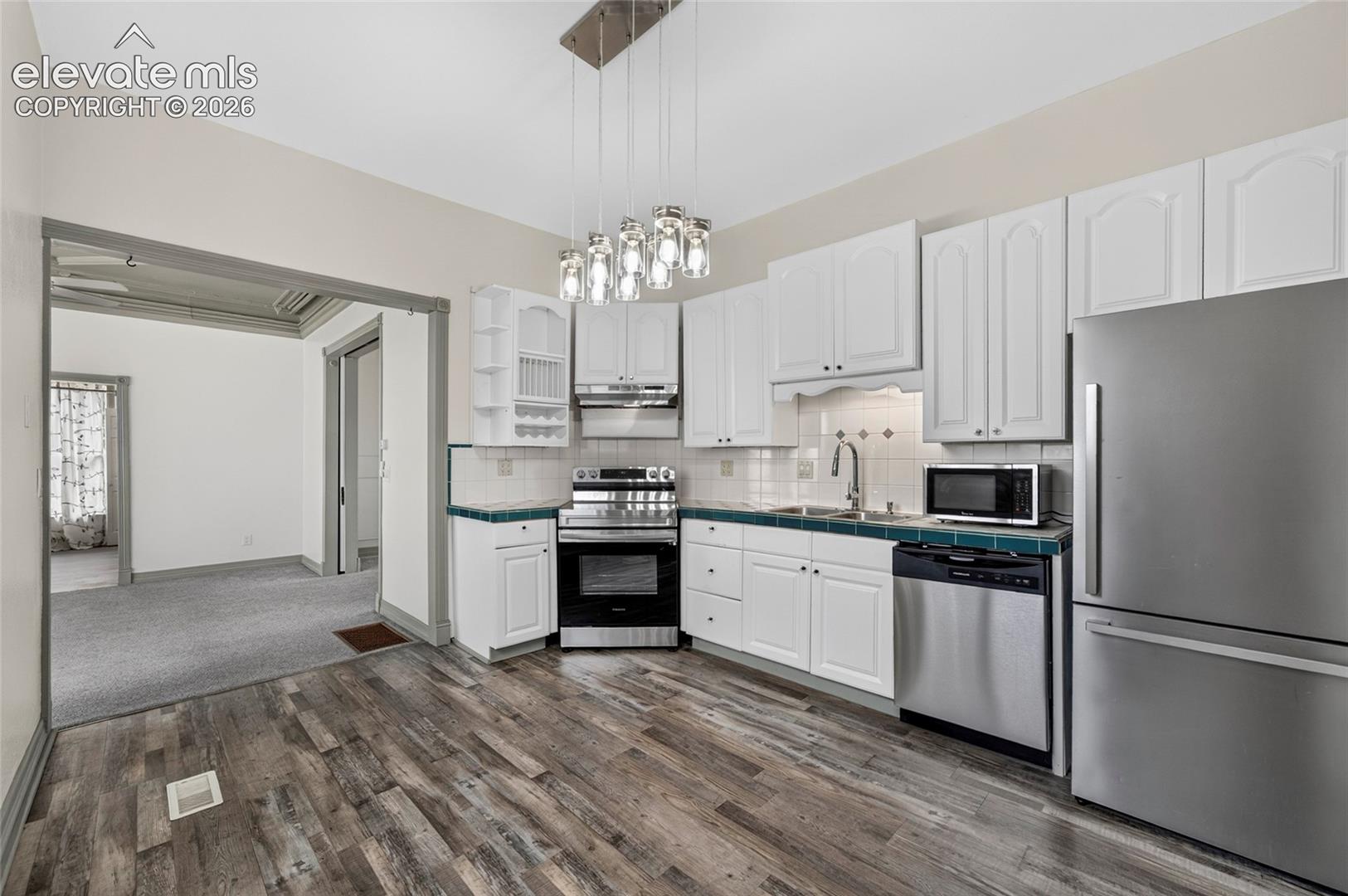 Listing photo 5 for 121 W Missouri Avenue