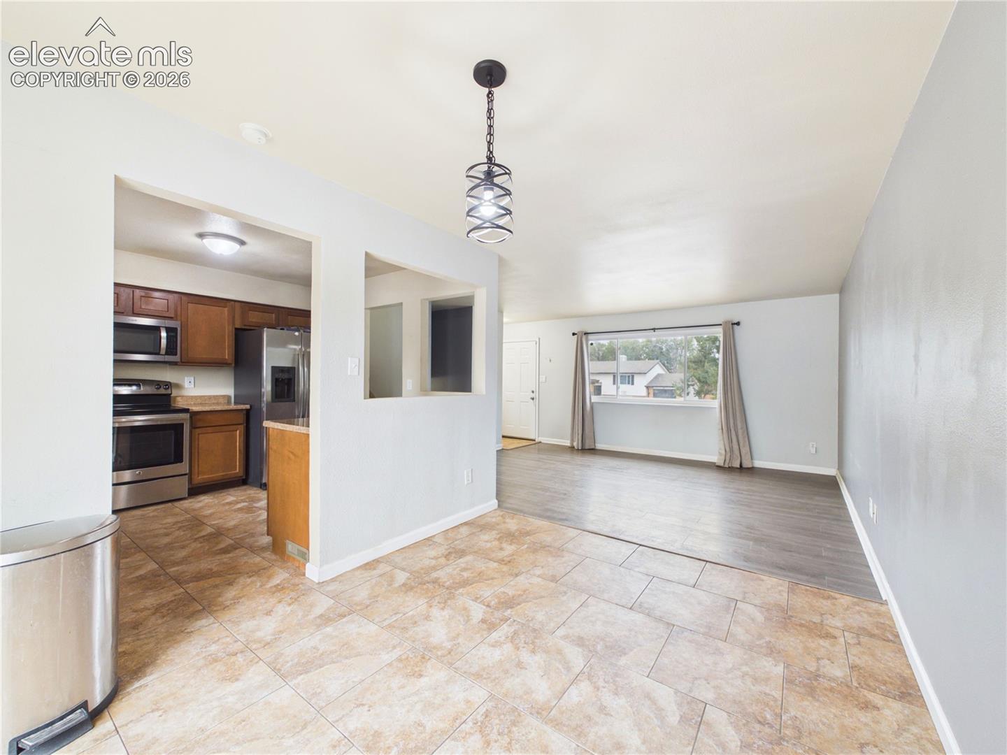 Listing photo 8 for 1945 Mineola Street
