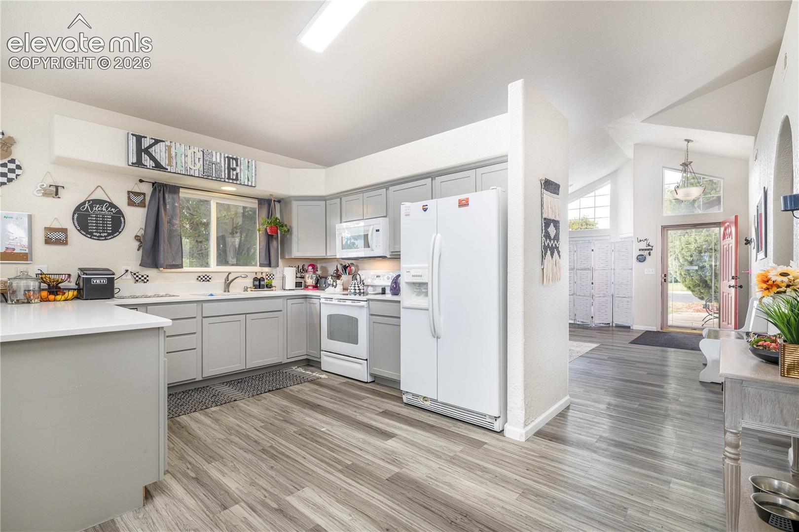 Listing photo 9 for 938 Cedarcrest Drive