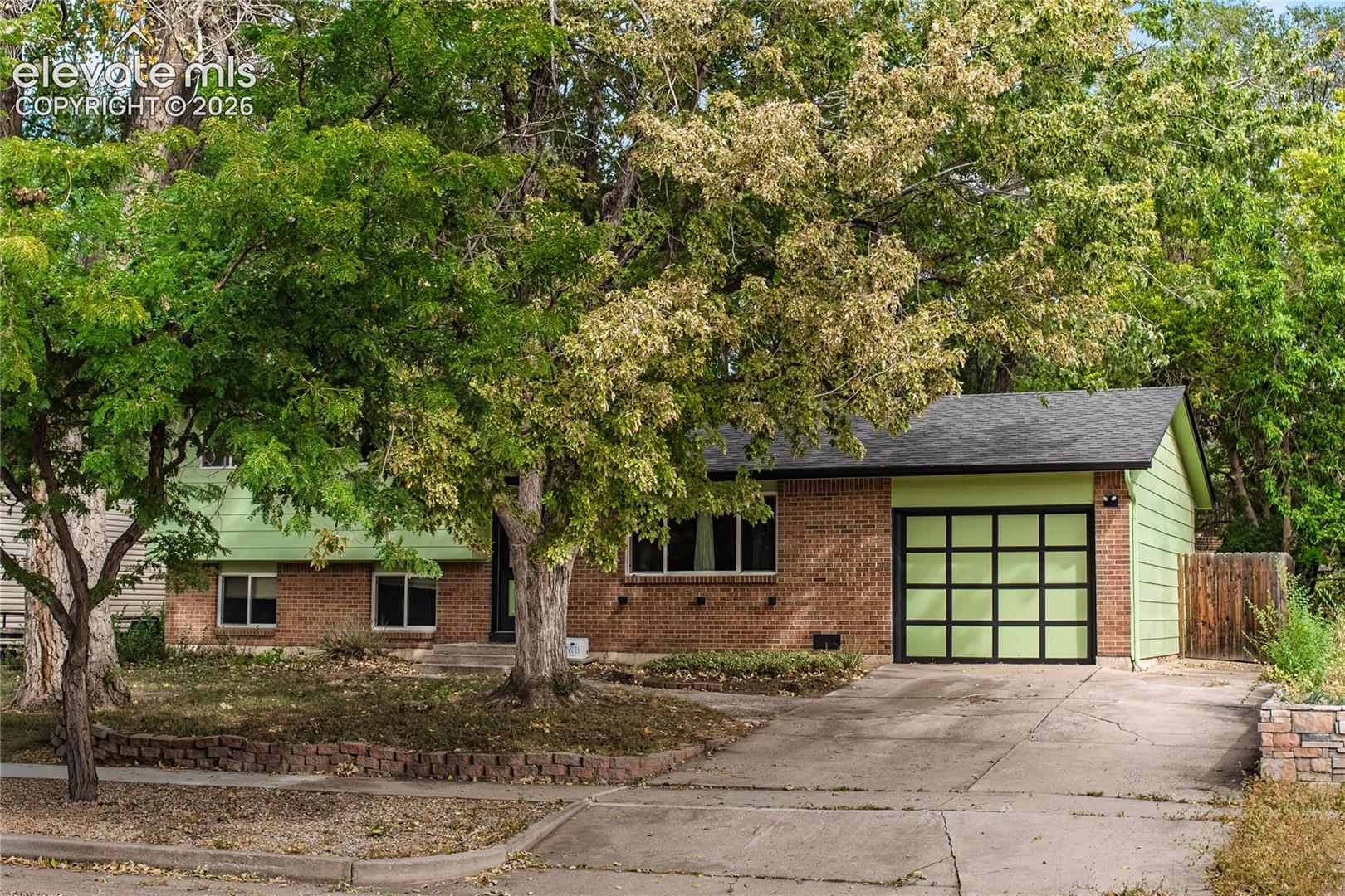 Listing photo 2 for 2512 E La Salle Street