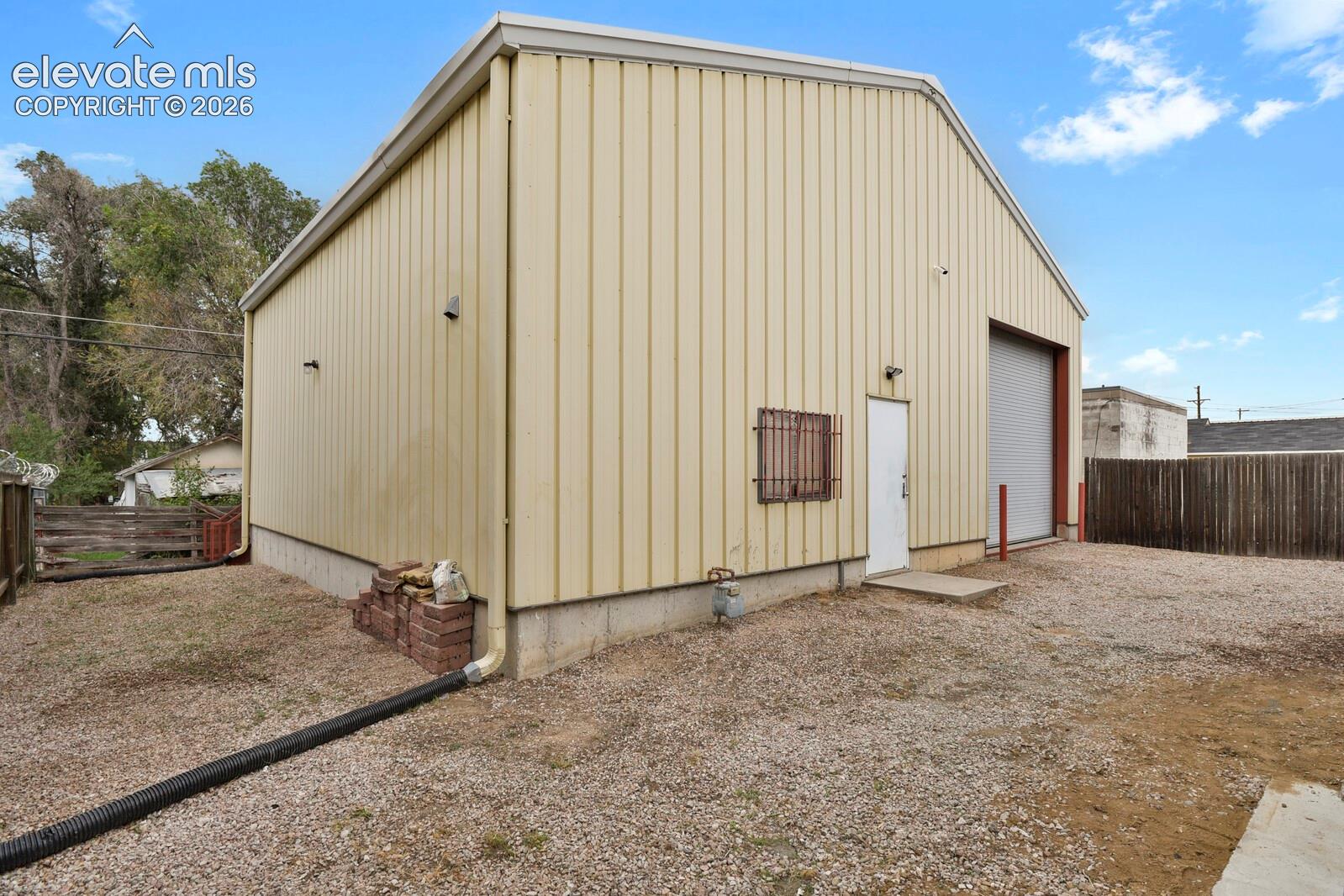 Listing photo 3 for 2614 Gunnison Street