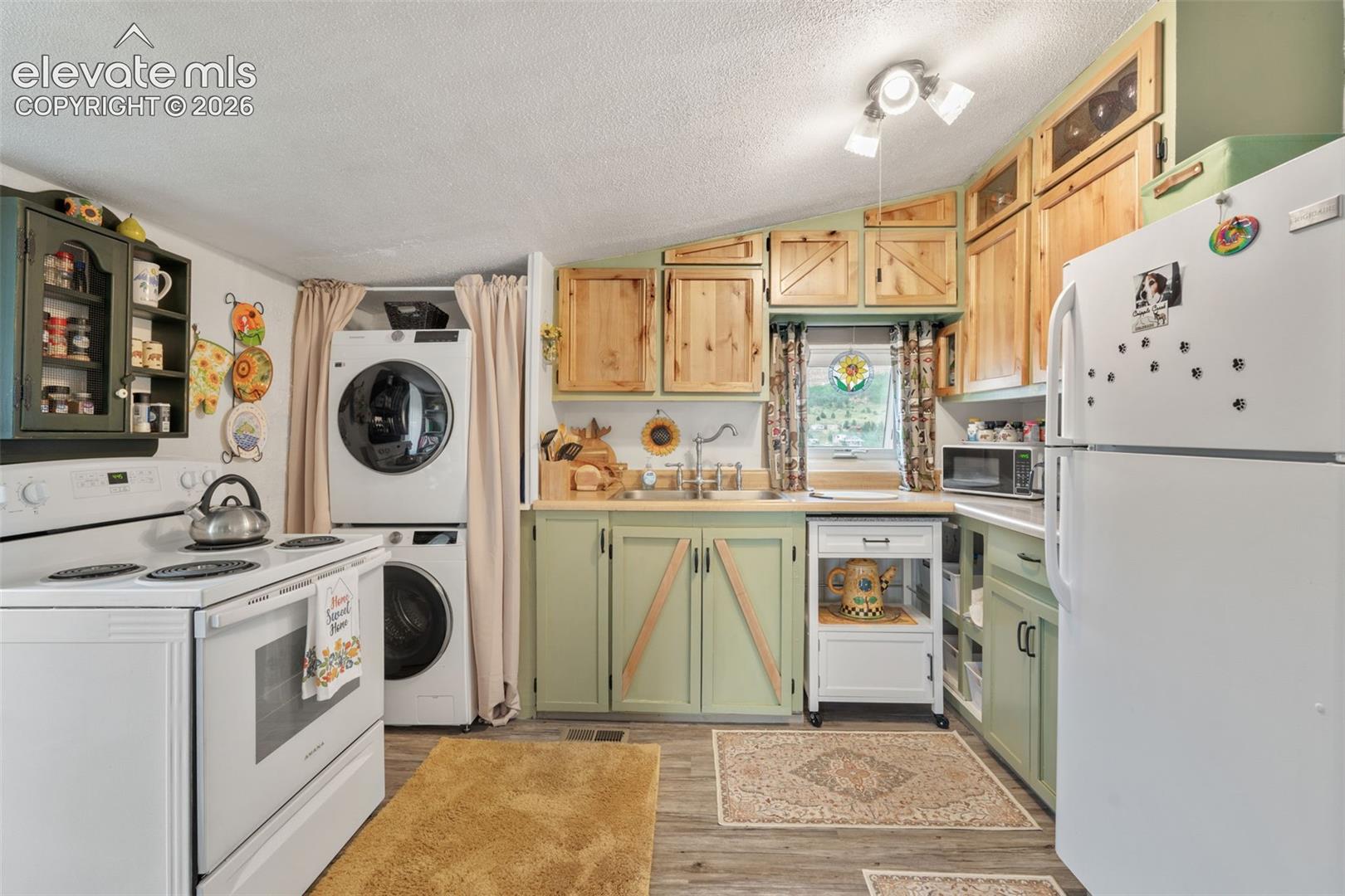 Listing photo 15 for 331 E Golden Avenue