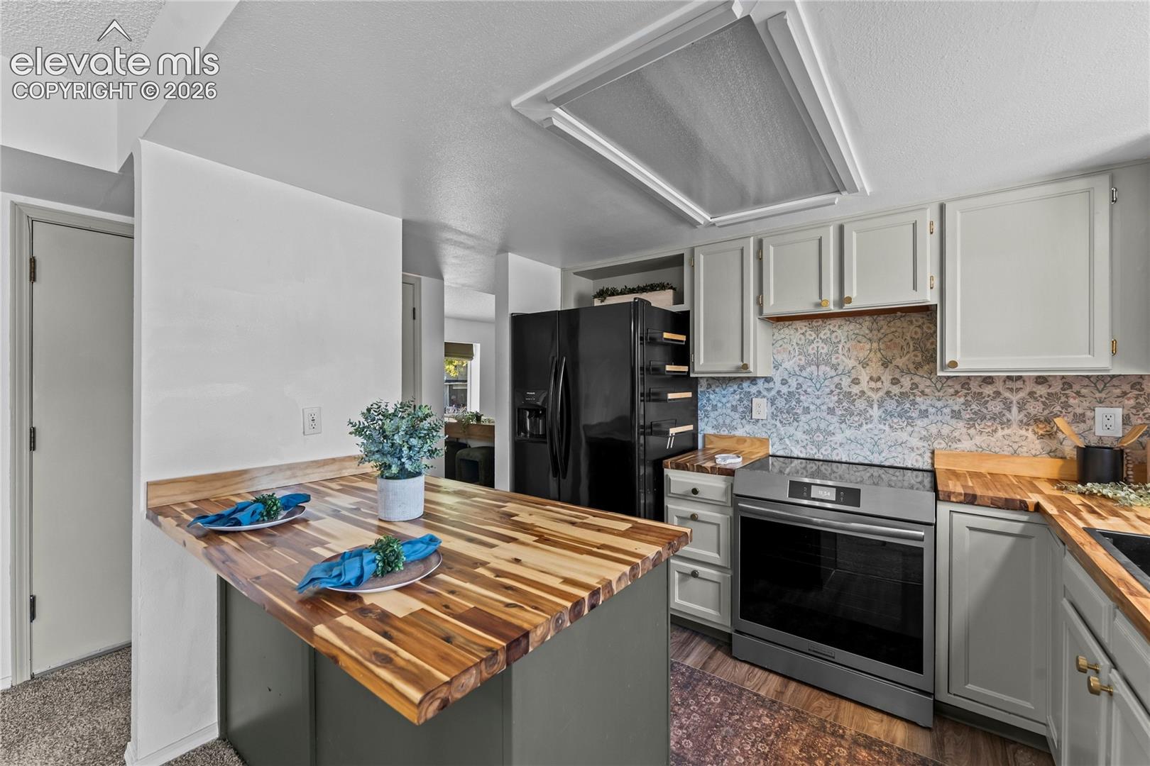 Listing photo 12 for 5870 Pemberton Way
