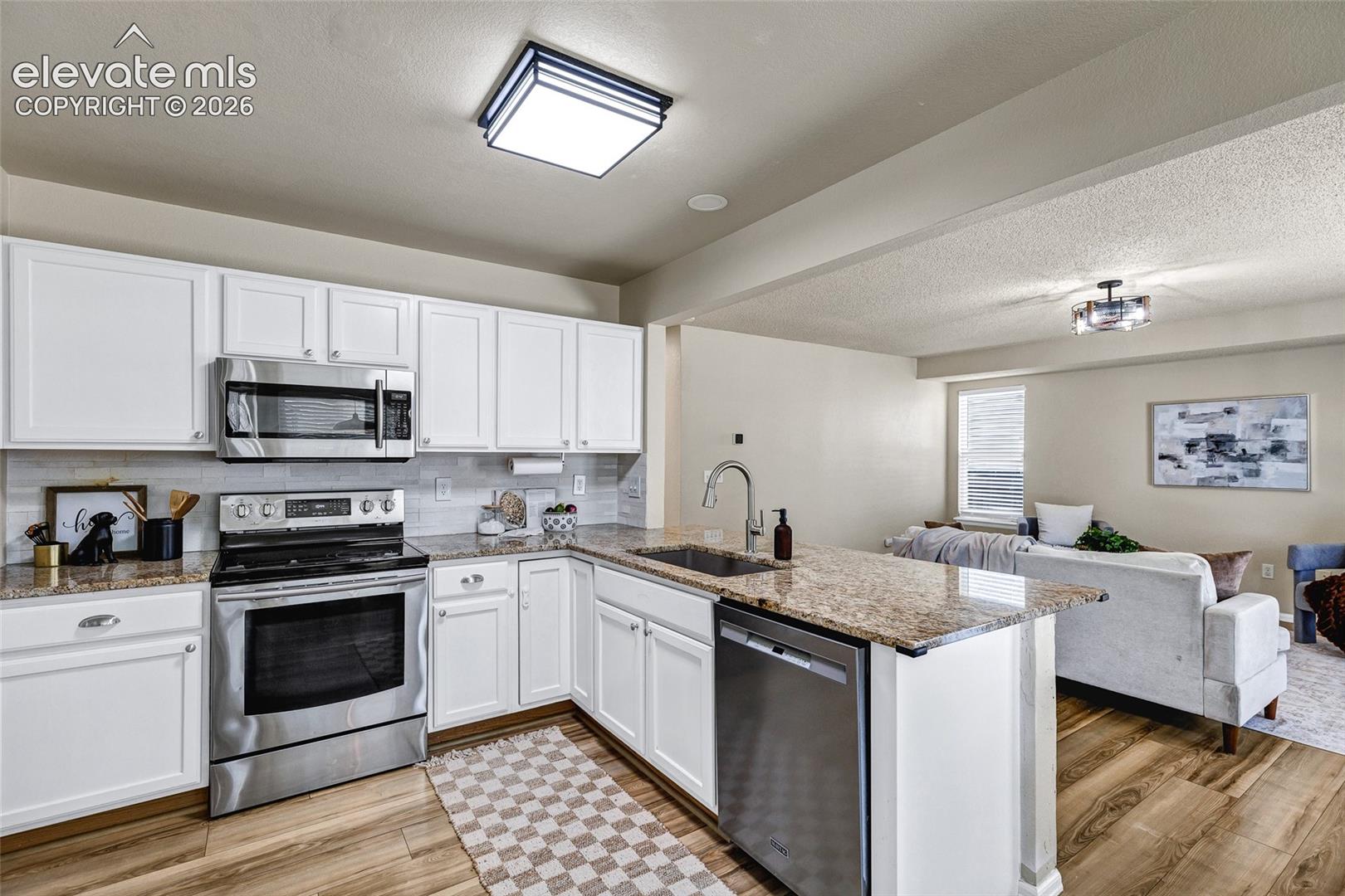 Listing photo 15 for 848 Regent Court