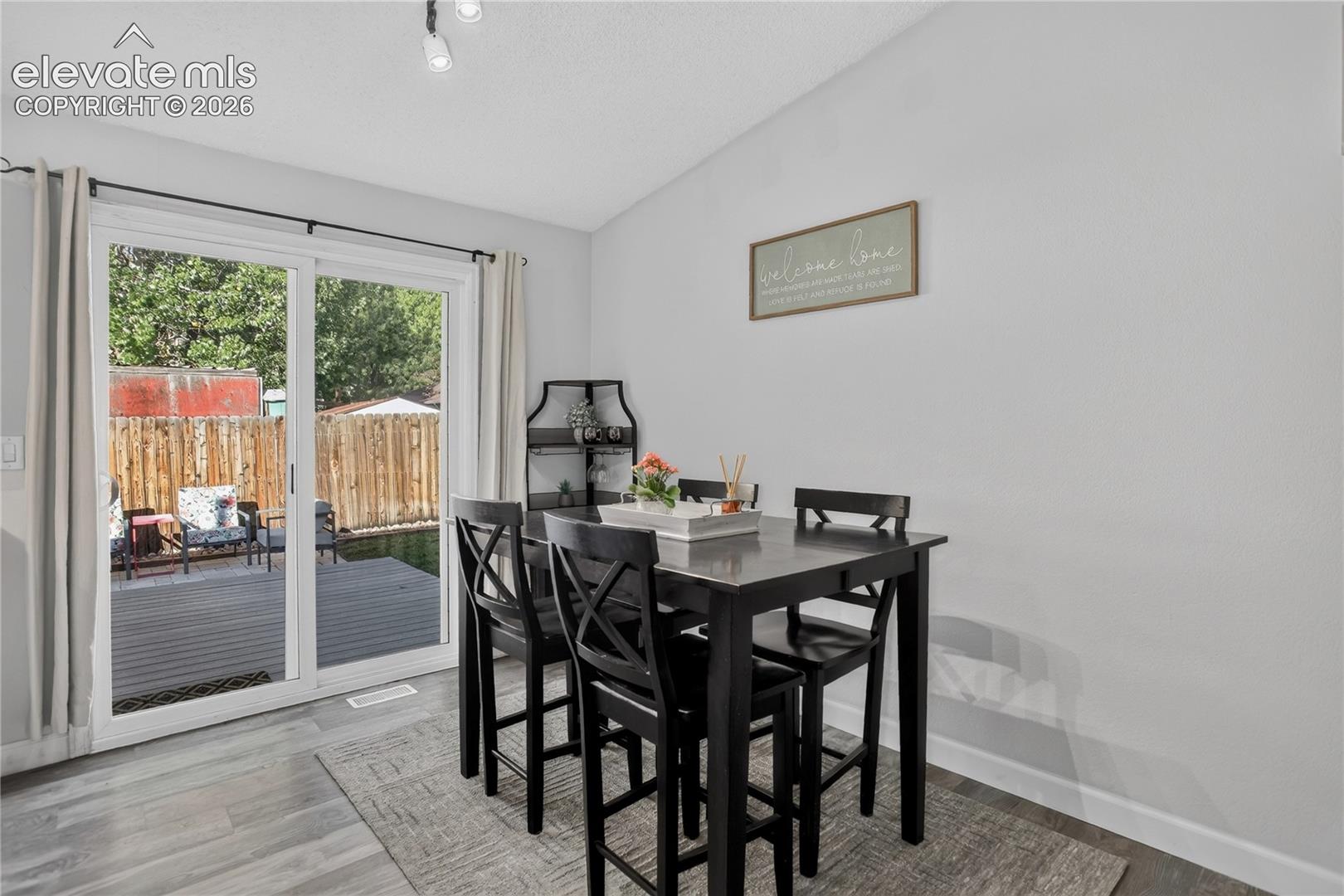Listing photo 5 for 2250 Heathercrest Drive