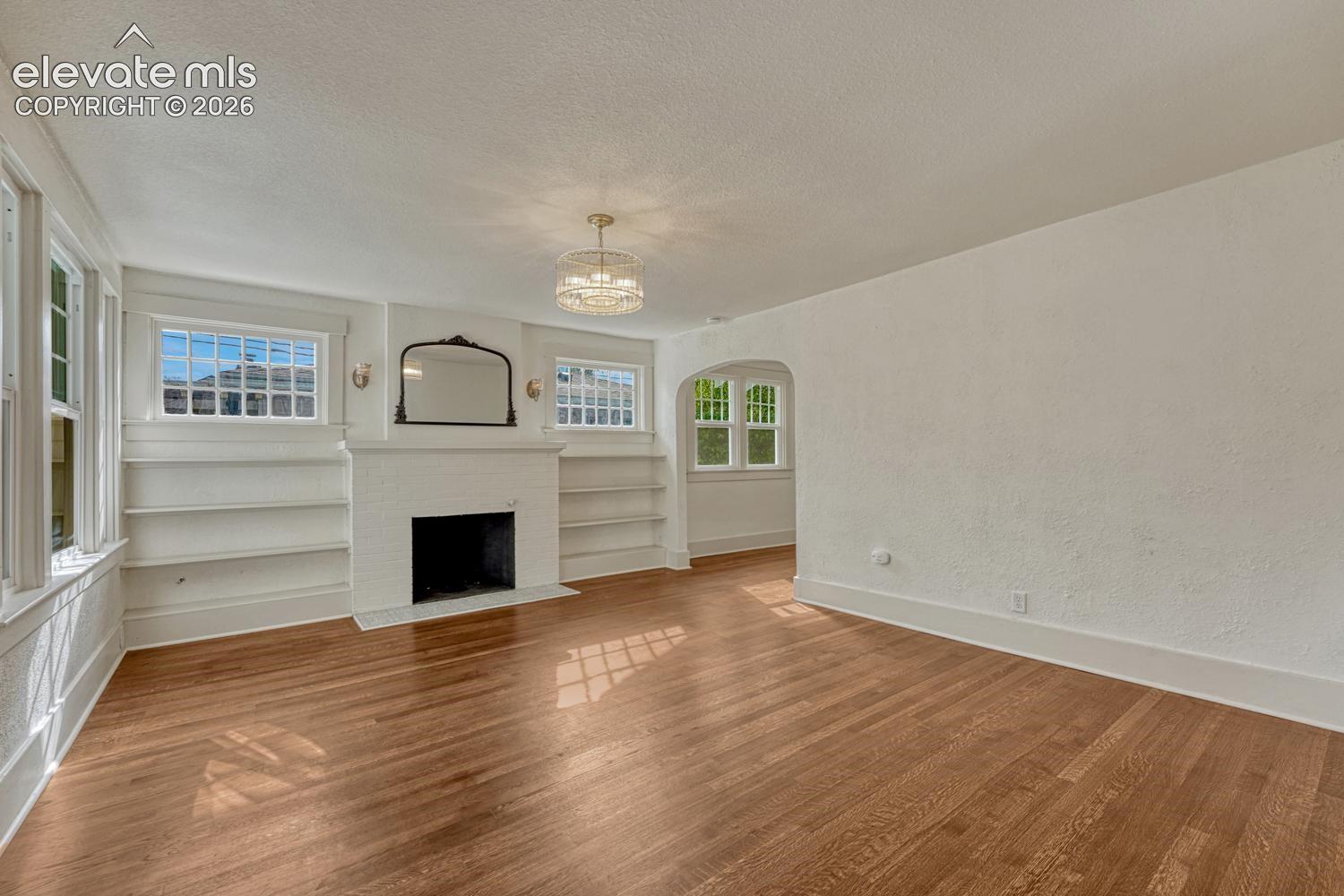 Listing photo 10 for 209 E Washington Street